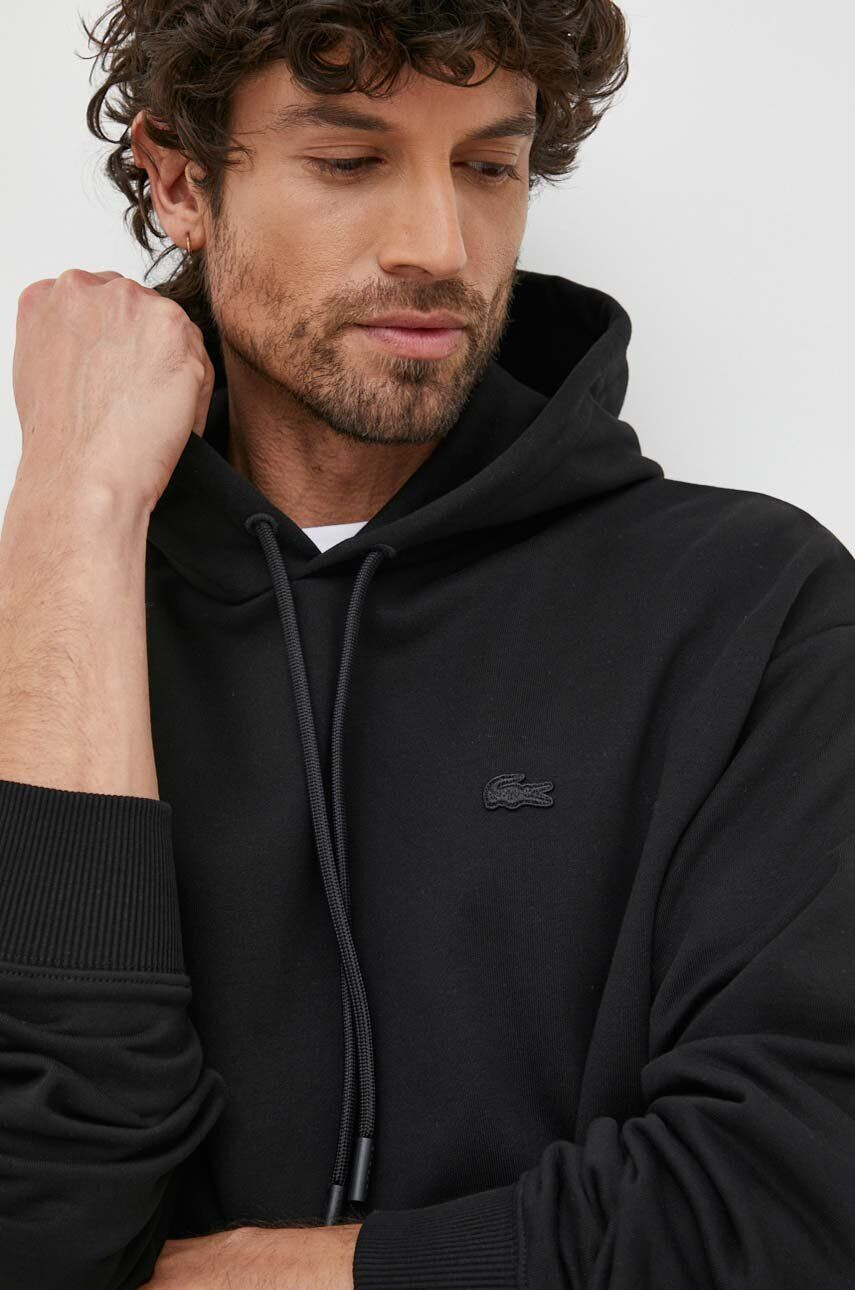 Lacoste hanorac de bumbac x Netflix barbati culoarea negru cu glugă modelator - Pled.ro