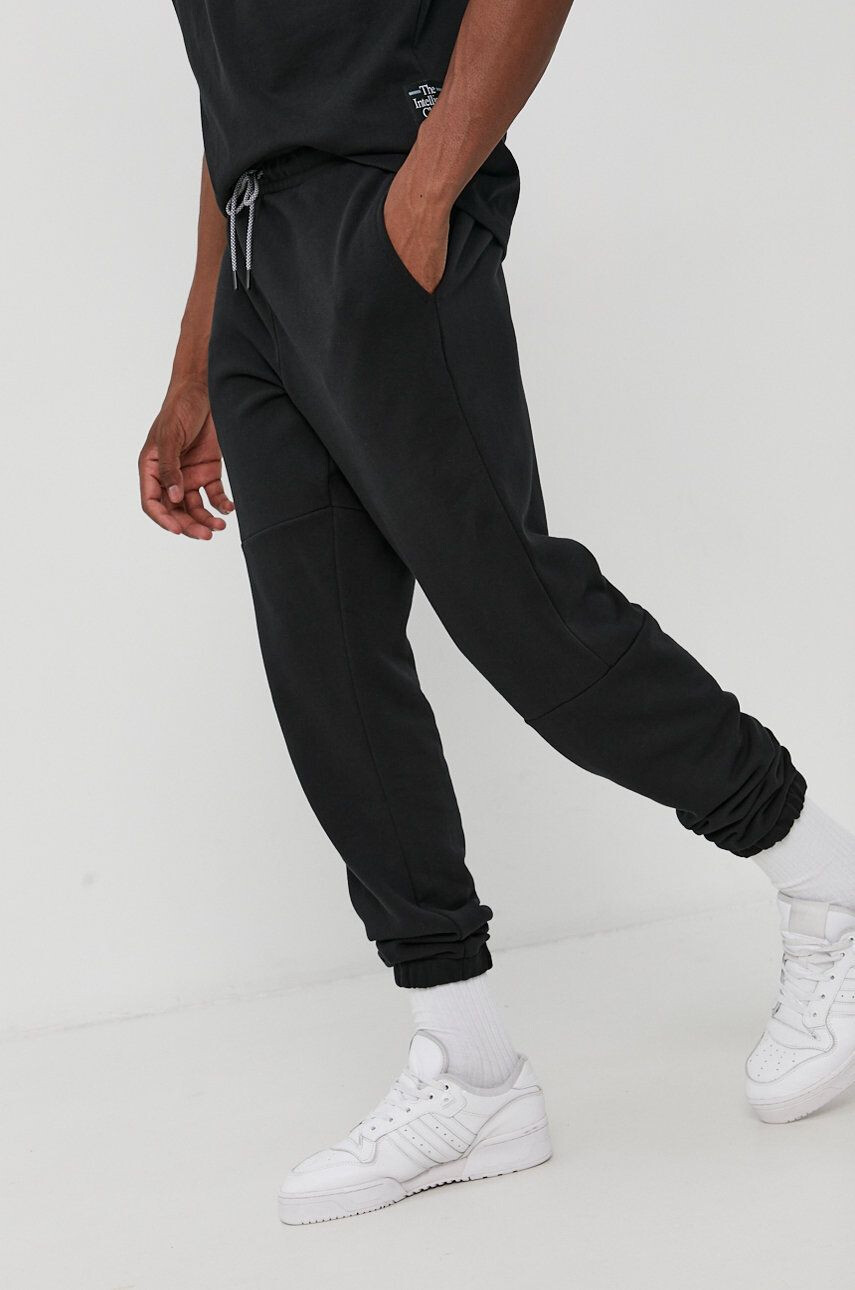 New Balance Pantaloni MP13503BK bărbați culoarea negru material neted - Pled.ro