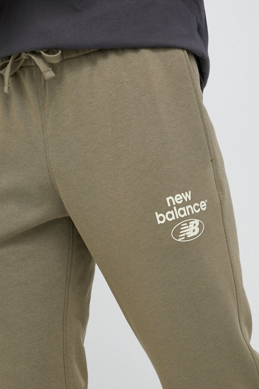 New Balance pantaloni de trening culoarea verde cu imprimeu - Pled.ro