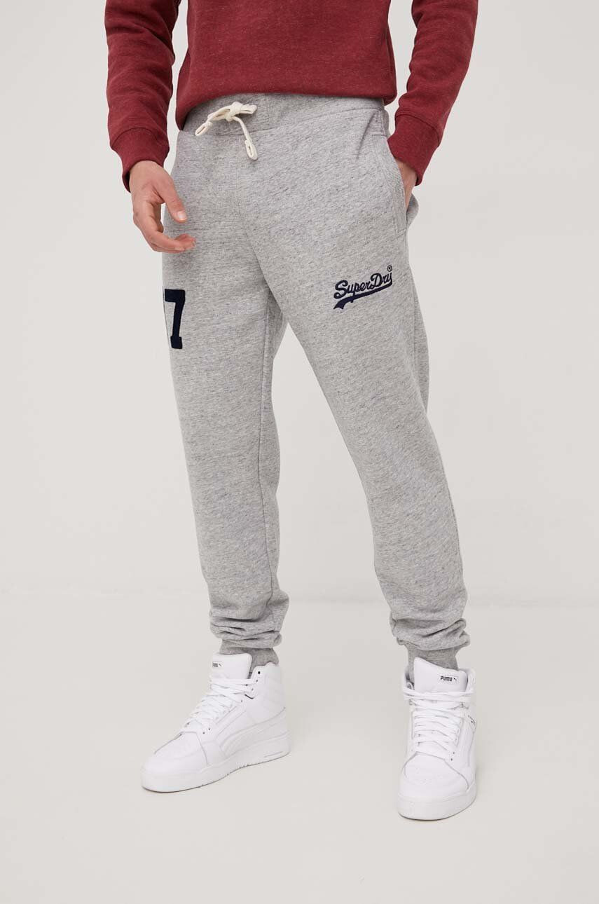 Superdry pantaloni de trening barbati culoarea rosu cu imprimeu - Pled.ro