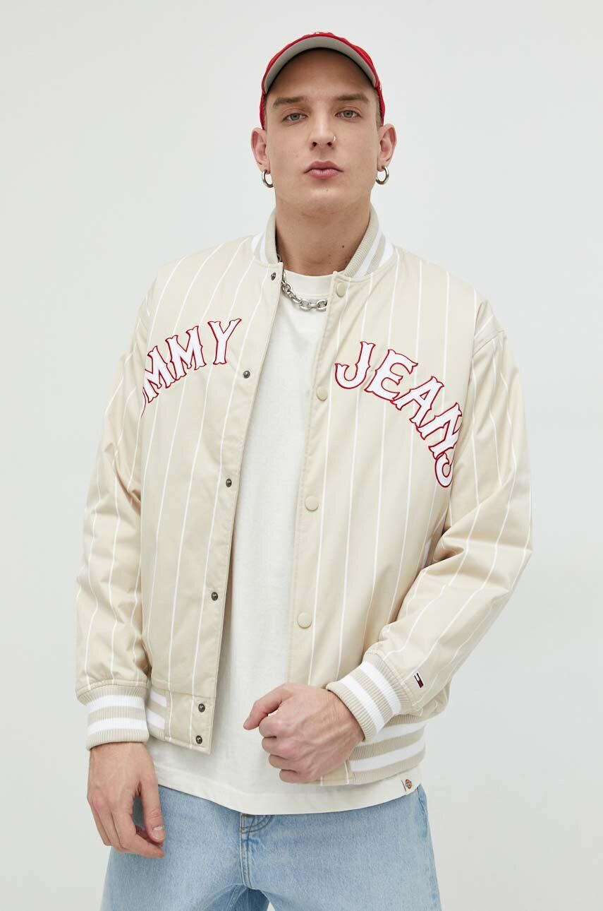 Tommy Jeans geaca bomber barbati culoarea bej de tranzitie oversize - Pled.ro