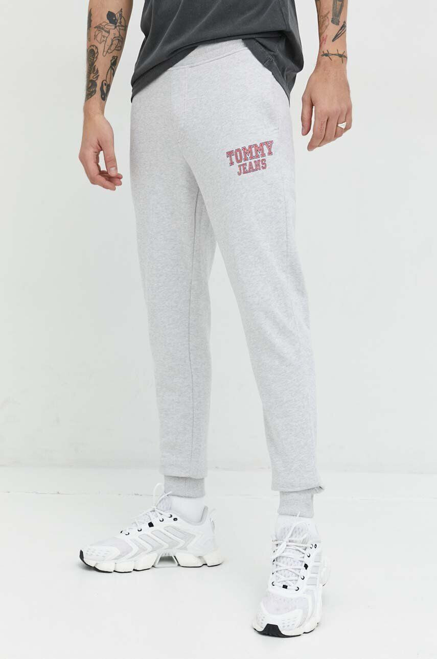 Tommy Jeans pantaloni de trening din bumbac culoarea gri cu imprimeu - Pled.ro