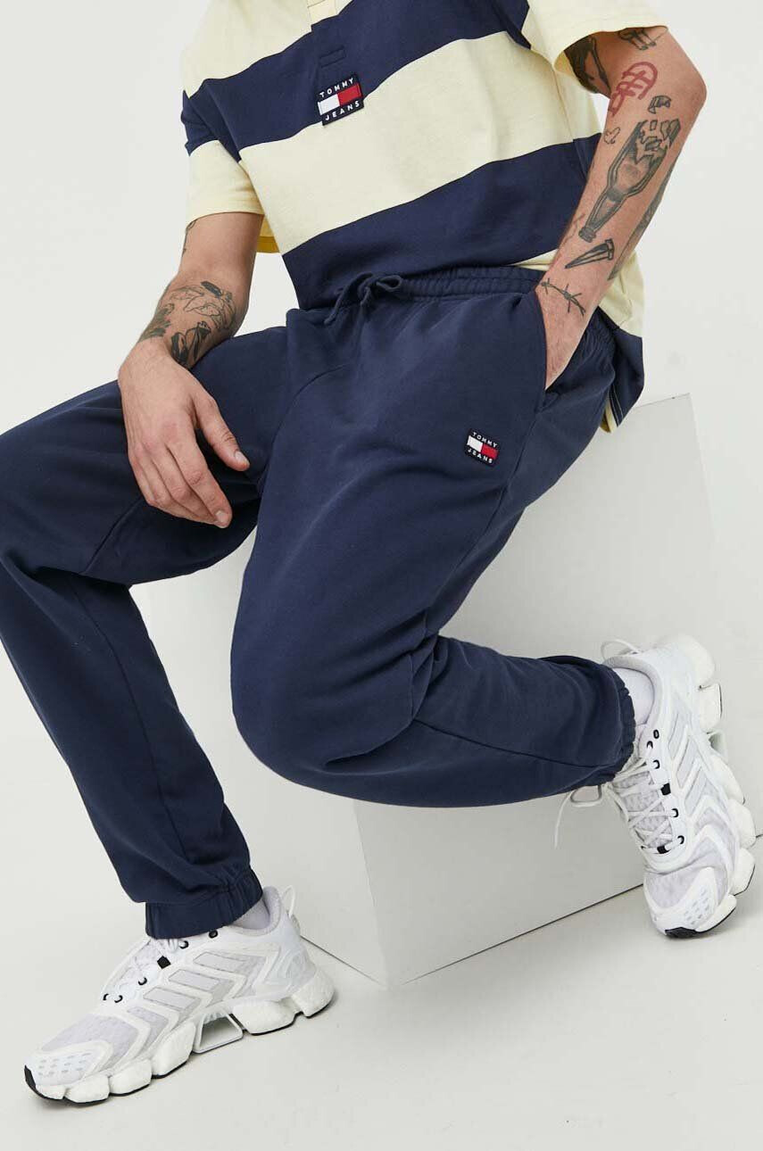 Tommy Jeans pantaloni de trening din bumbac barbati culoarea albastru marin neted - Pled.ro