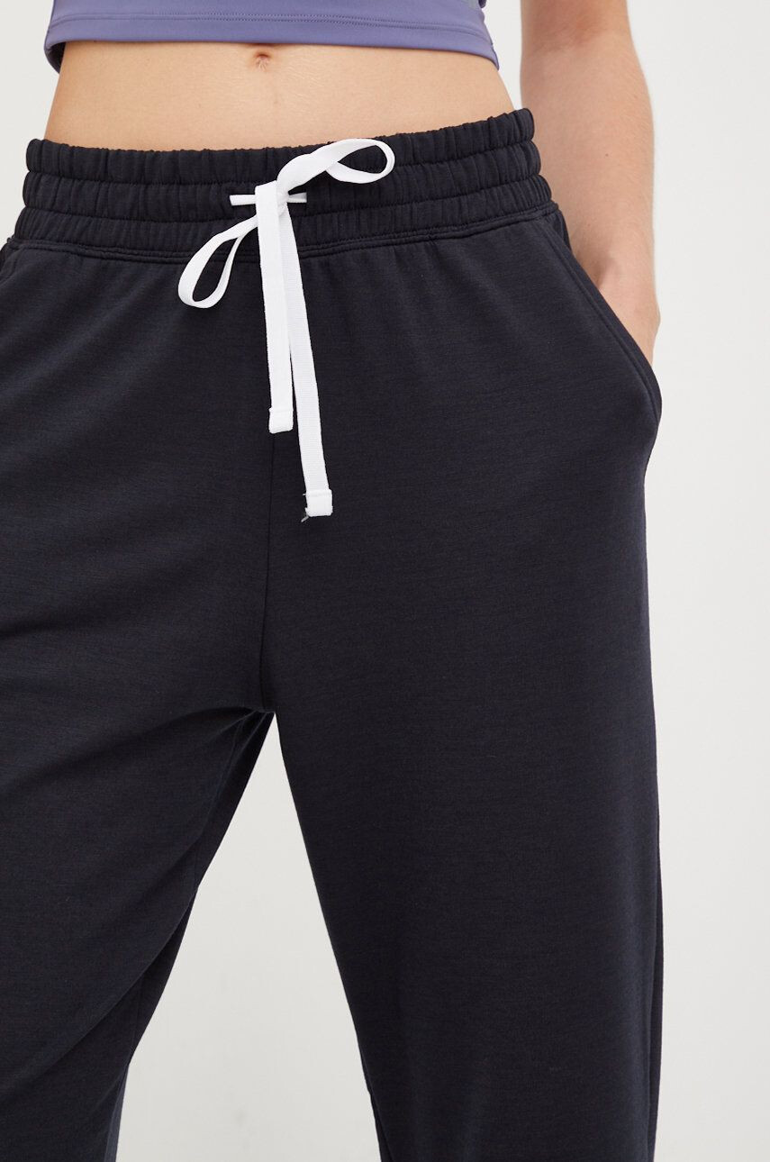 Under Armour pantaloni de trening femei culoarea negru neted - Pled.ro