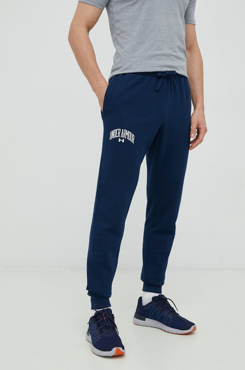 Under Armour pantaloni de trening barbati culoarea albastru marin cu imprimeu - Pled.ro