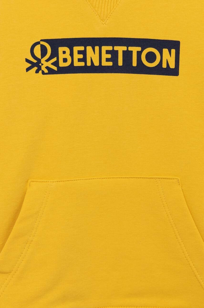 United Colors of Benetton bluza copii culoarea galben cu glugă cu imprimeu - Pled.ro