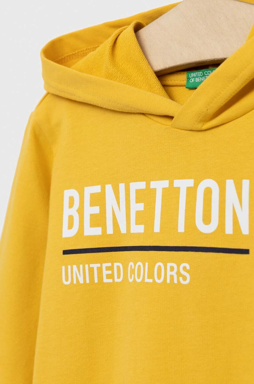 United Colors of Benetton hanorac de bumbac pentru copii culoarea galben cu glugă cu imprimeu - Pled.ro