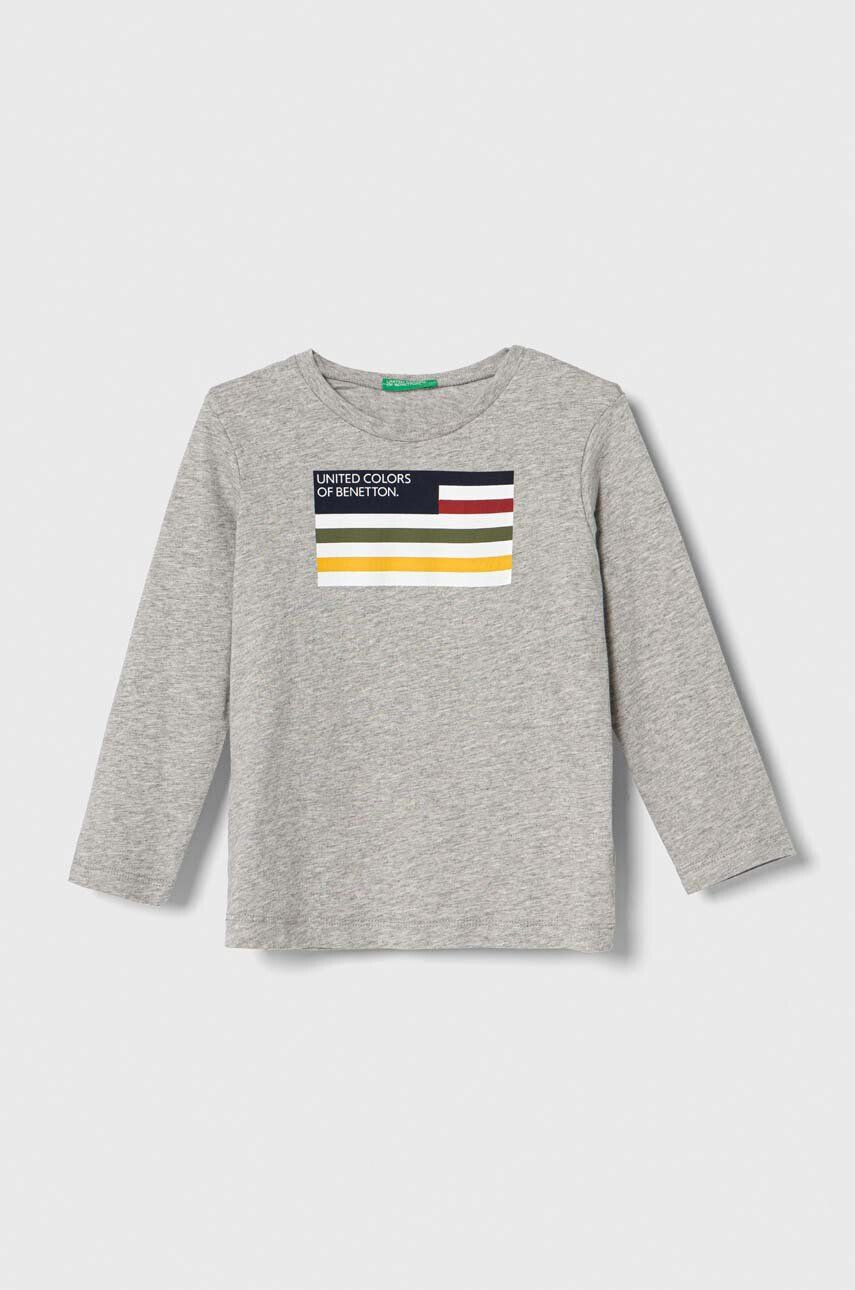 United Colors of Benetton longsleeve din bumbac pentru copii culoarea gri cu imprimeu - Pled.ro