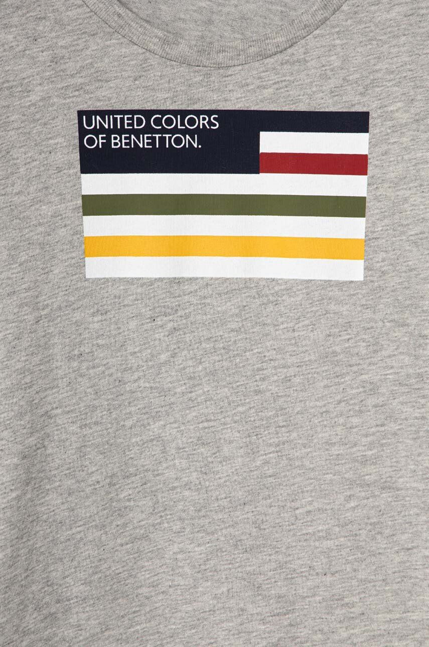 United Colors of Benetton longsleeve din bumbac pentru copii culoarea gri cu imprimeu - Pled.ro