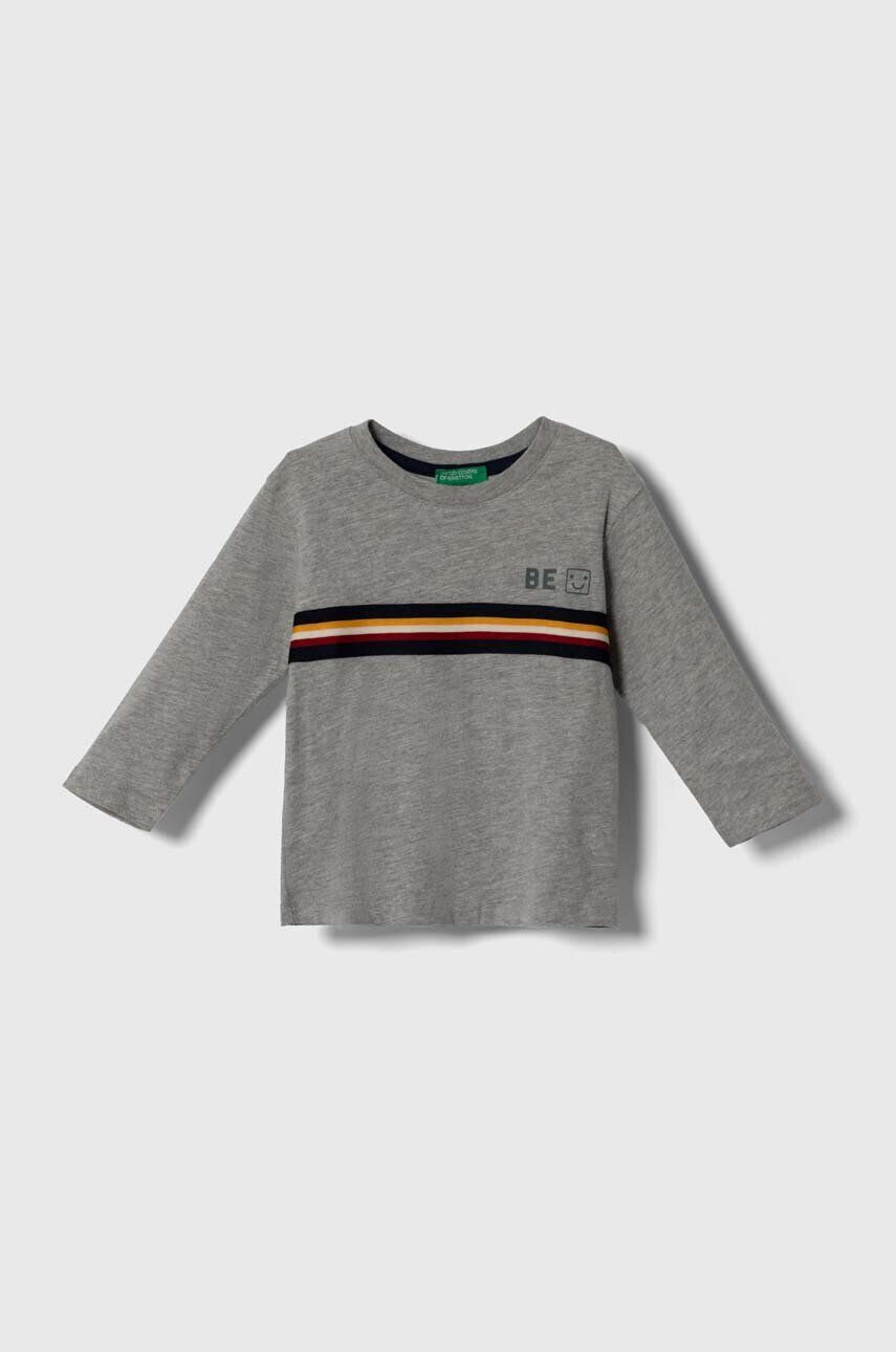 United Colors of Benetton longsleeve din bumbac pentru copii culoarea gri cu imprimeu - Pled.ro