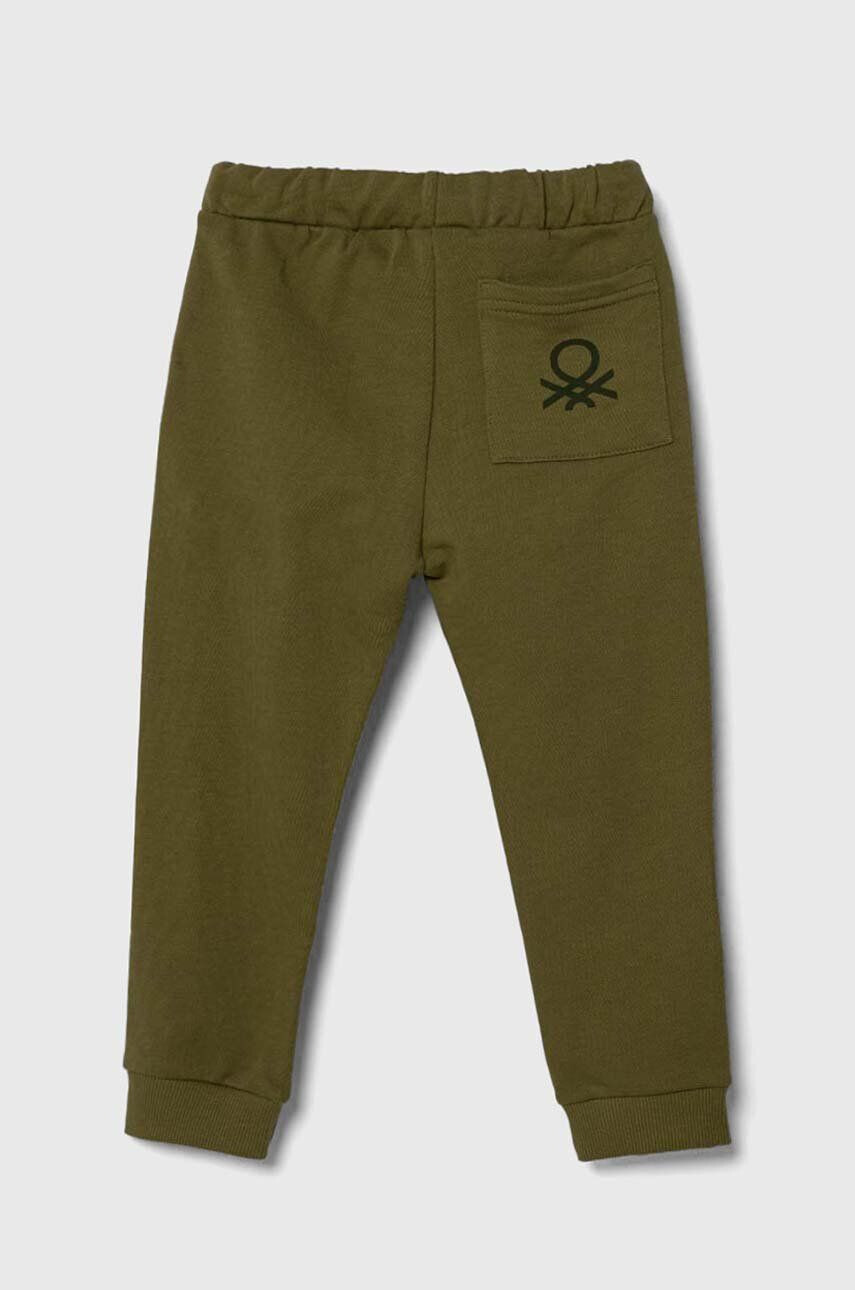 United Colors of Benetton pantaloni de trening din bumbac pentru copii culoarea verde cu imprimeu - Pled.ro