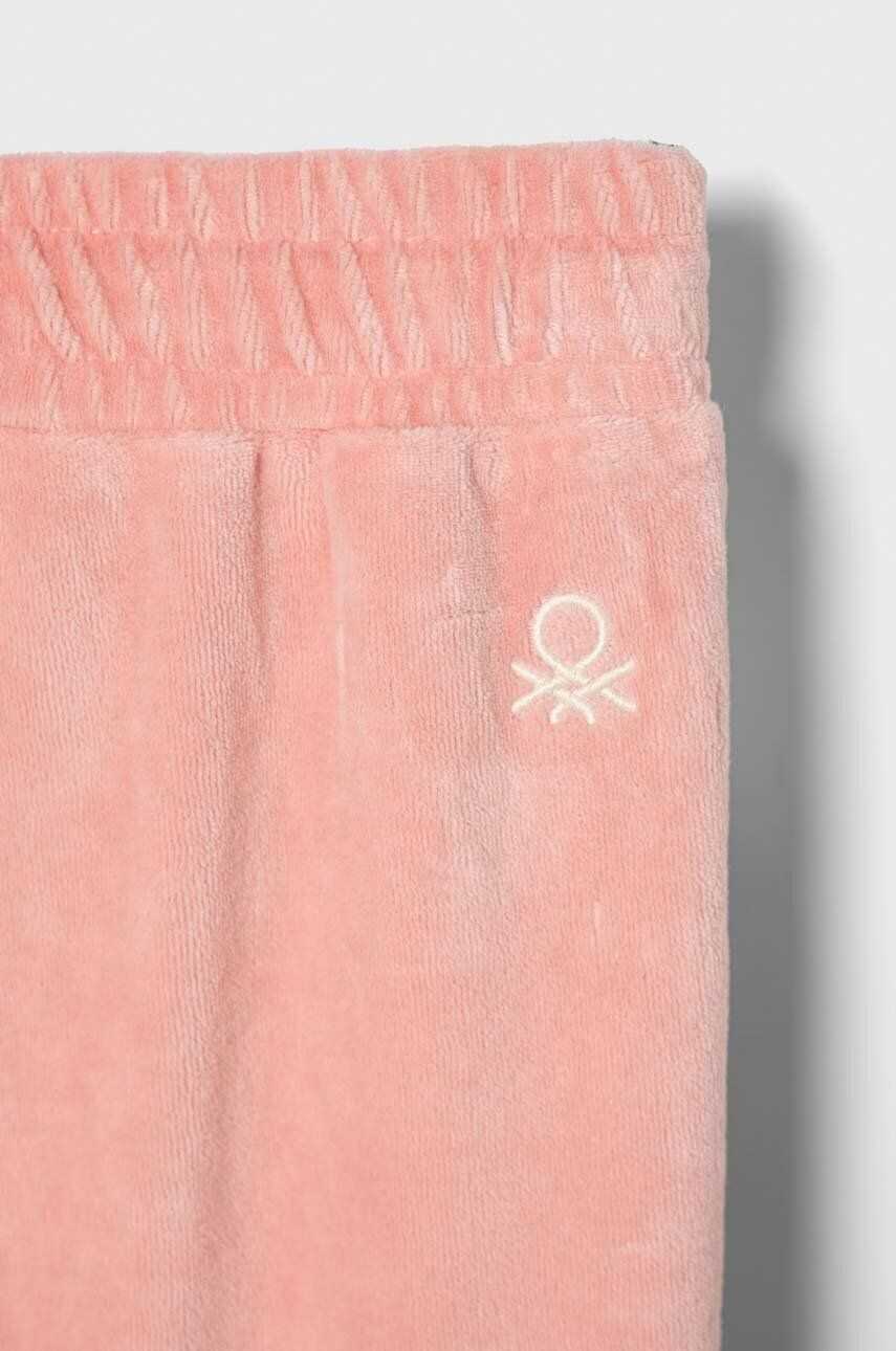 United Colors of Benetton pantaloni de trening pentru copii culoarea roz cu imprimeu - Pled.ro