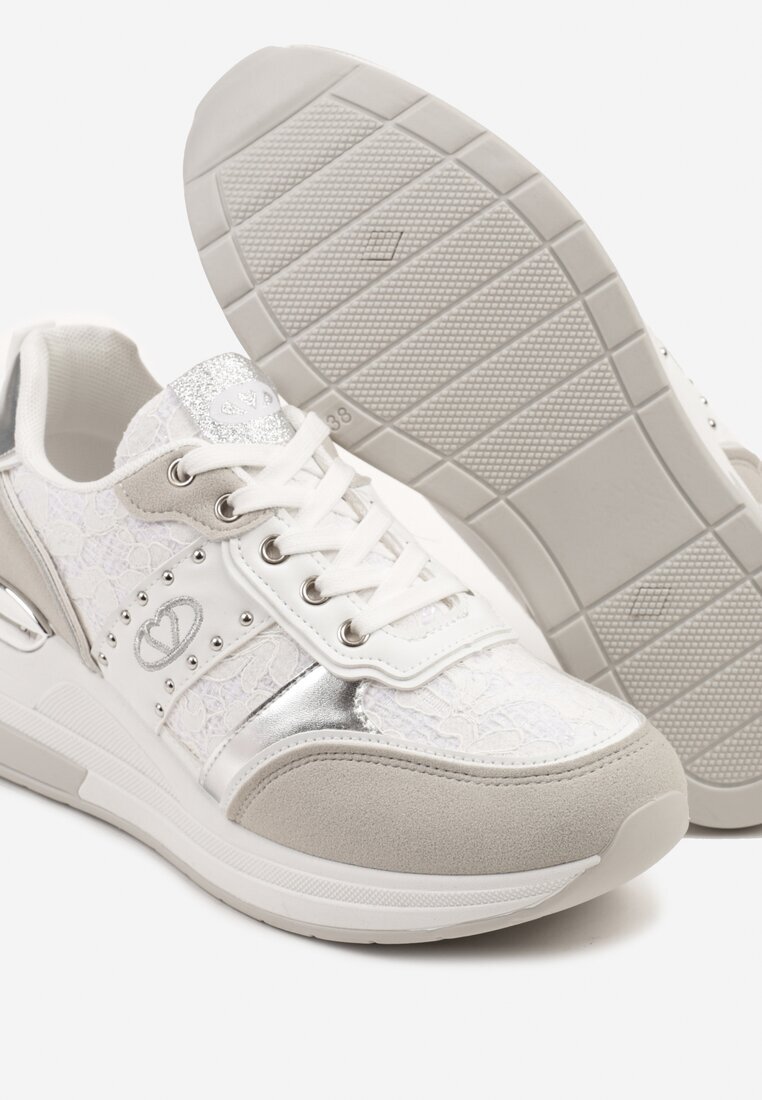  Adidași Albi cu Pană Ascunsă cu Inserții Metalice și Dantelă Edivessa