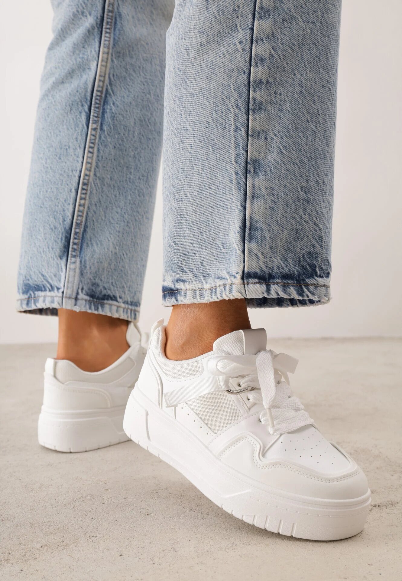  Adidași Albi pe Talpă Groasă cu Șireturi Decorative și Breloc Xalenia