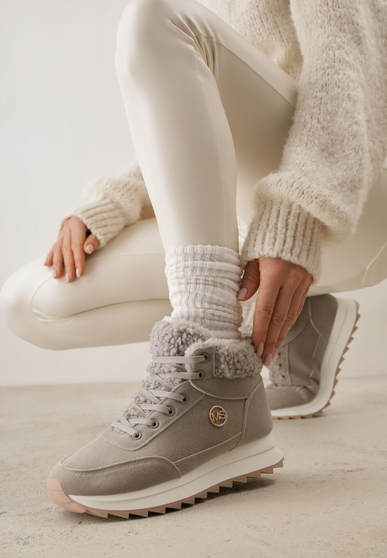  Adidași Gri pe platformă groasă cu aplicație metalică și blană de miel Irinala