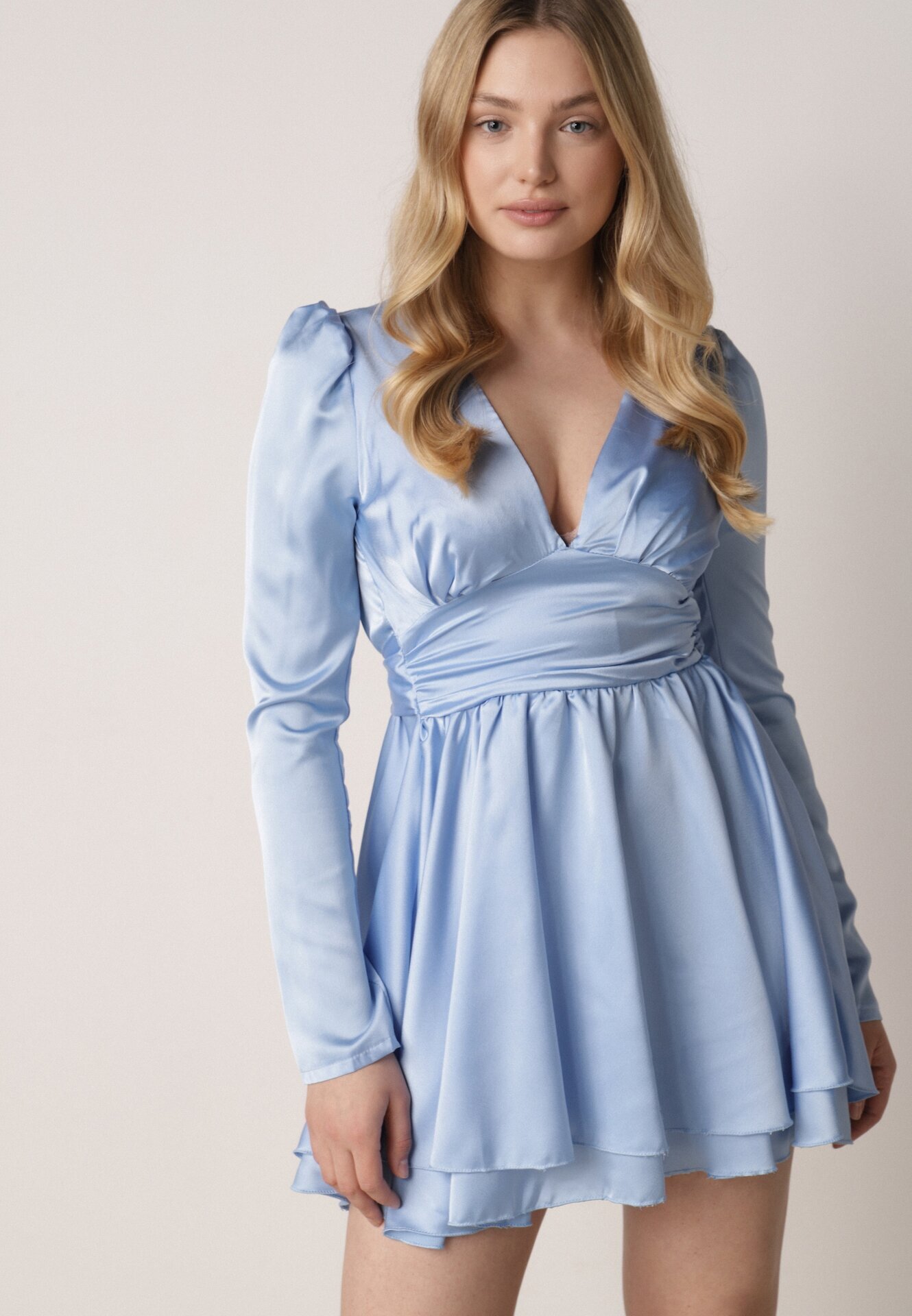 allyson Rochie mini albastră de satin cu decolteu adânc și șiret la spate Liadan