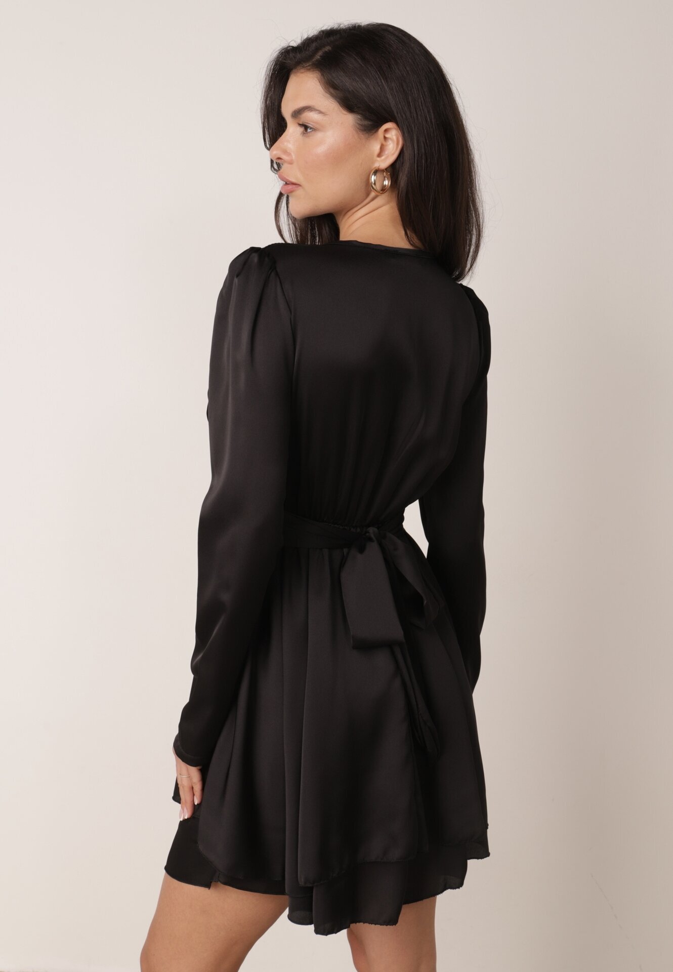 allyson Rochie Mini Neagră din Satin cu Decolteu Adânc și Legare la Spate Liadan