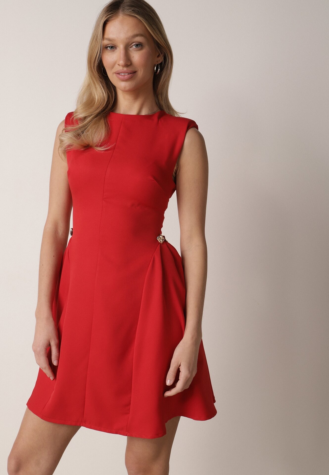 allyson Rochie Roșie Elegantă Fără Mâneci Decorată cu Broșe în Talie Rhaegina