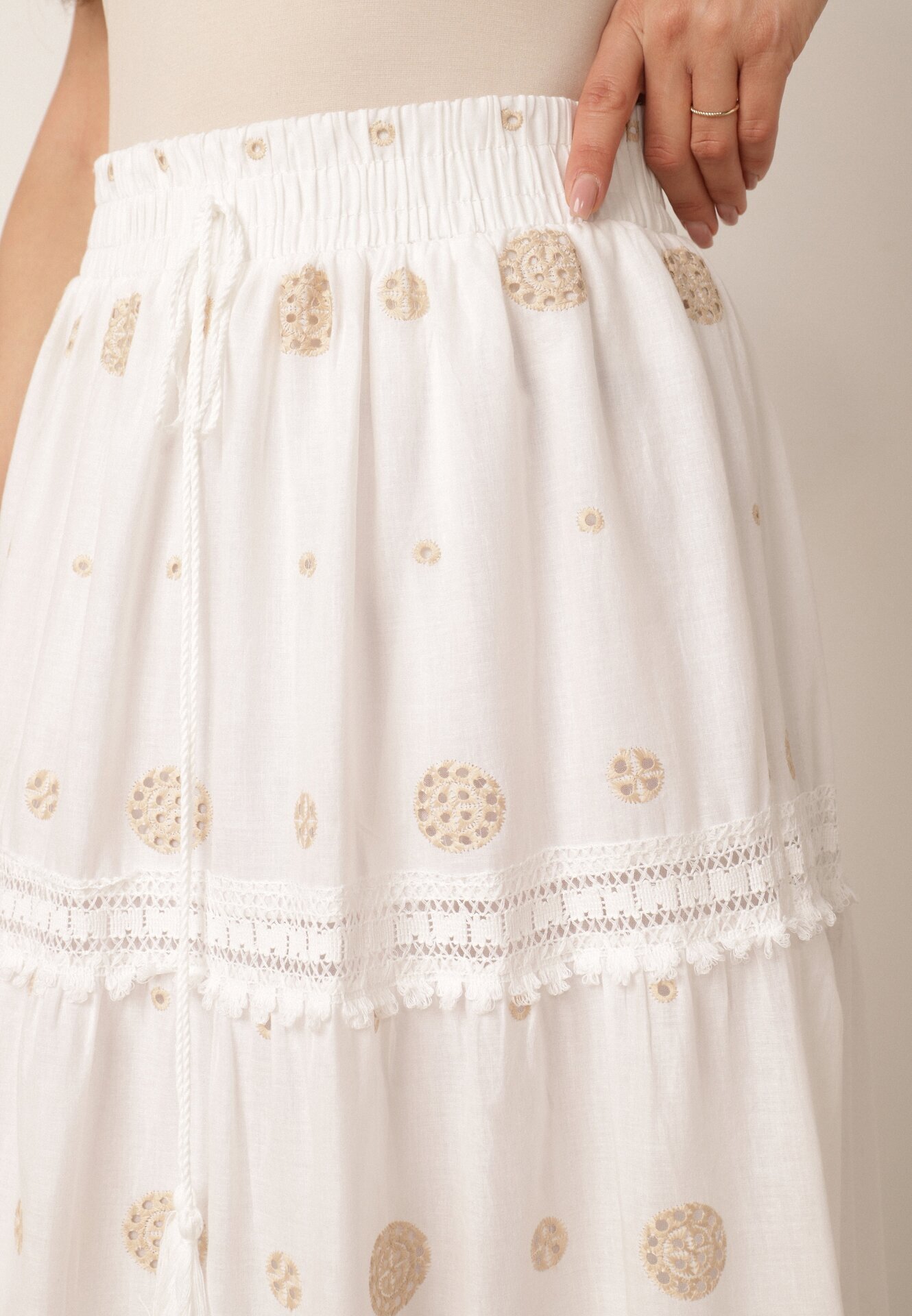 ambitionfly Fustă din bumbac decorată cu broderii și decupaje ajurate în stil casual Kalon Bej