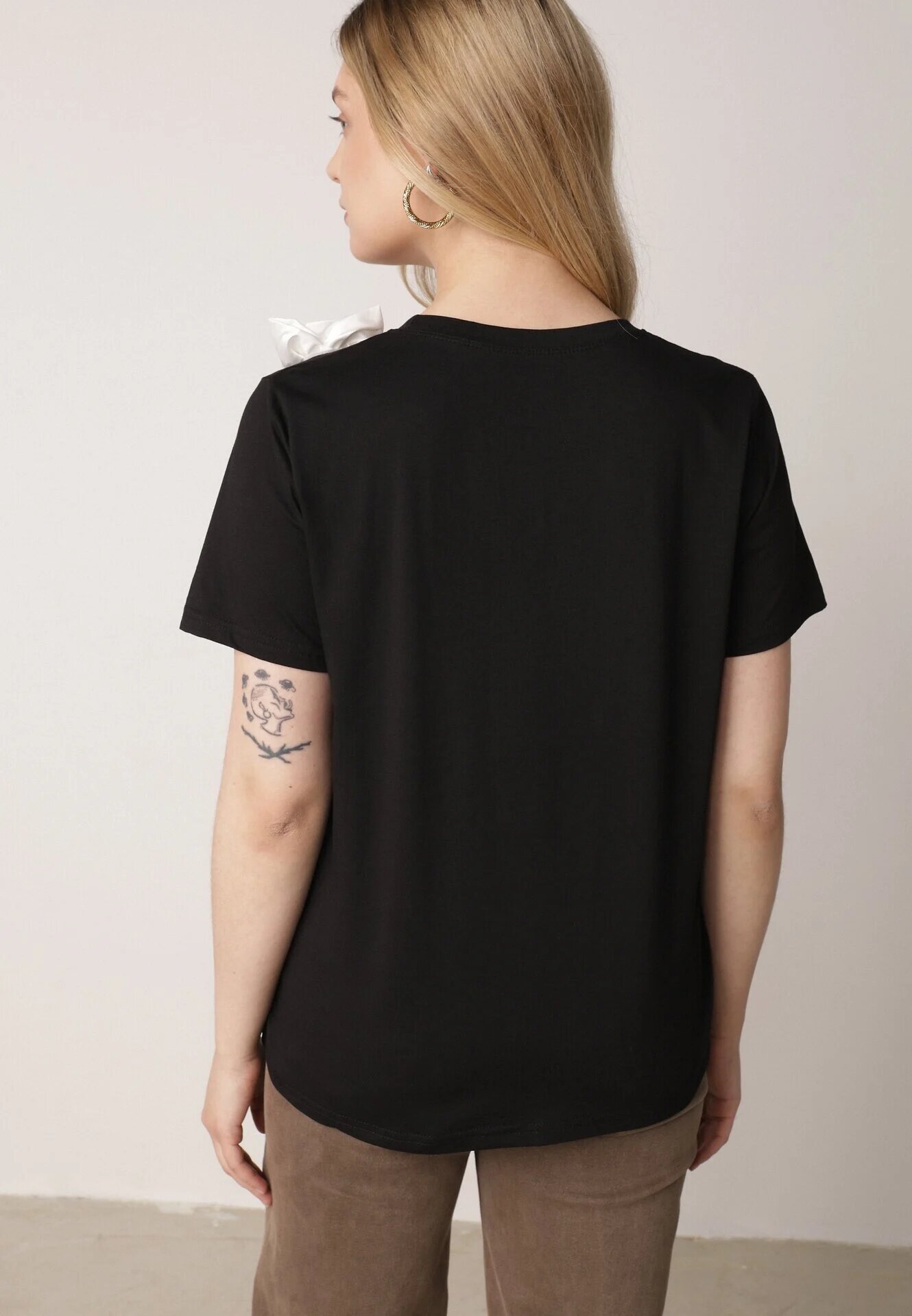 ambitionfly T-shirt Clasic Negru și Alb din Bumbac Decorat cu Aplicație 3D în formă de Flori Noebel