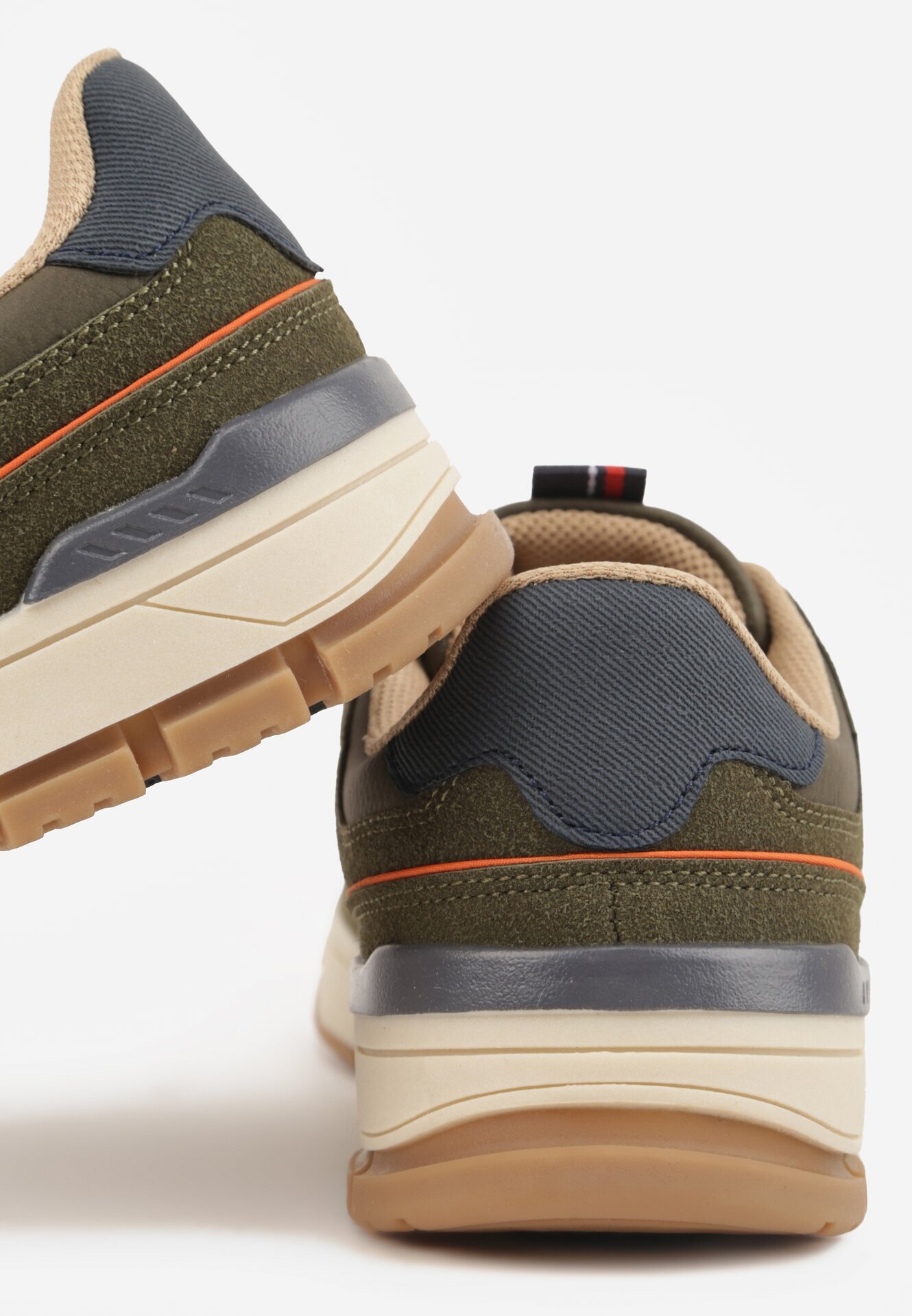 badoxx Pantofi Sport Sneakers Bej închiși Decorați cu ștanțare și inscripții Hermala