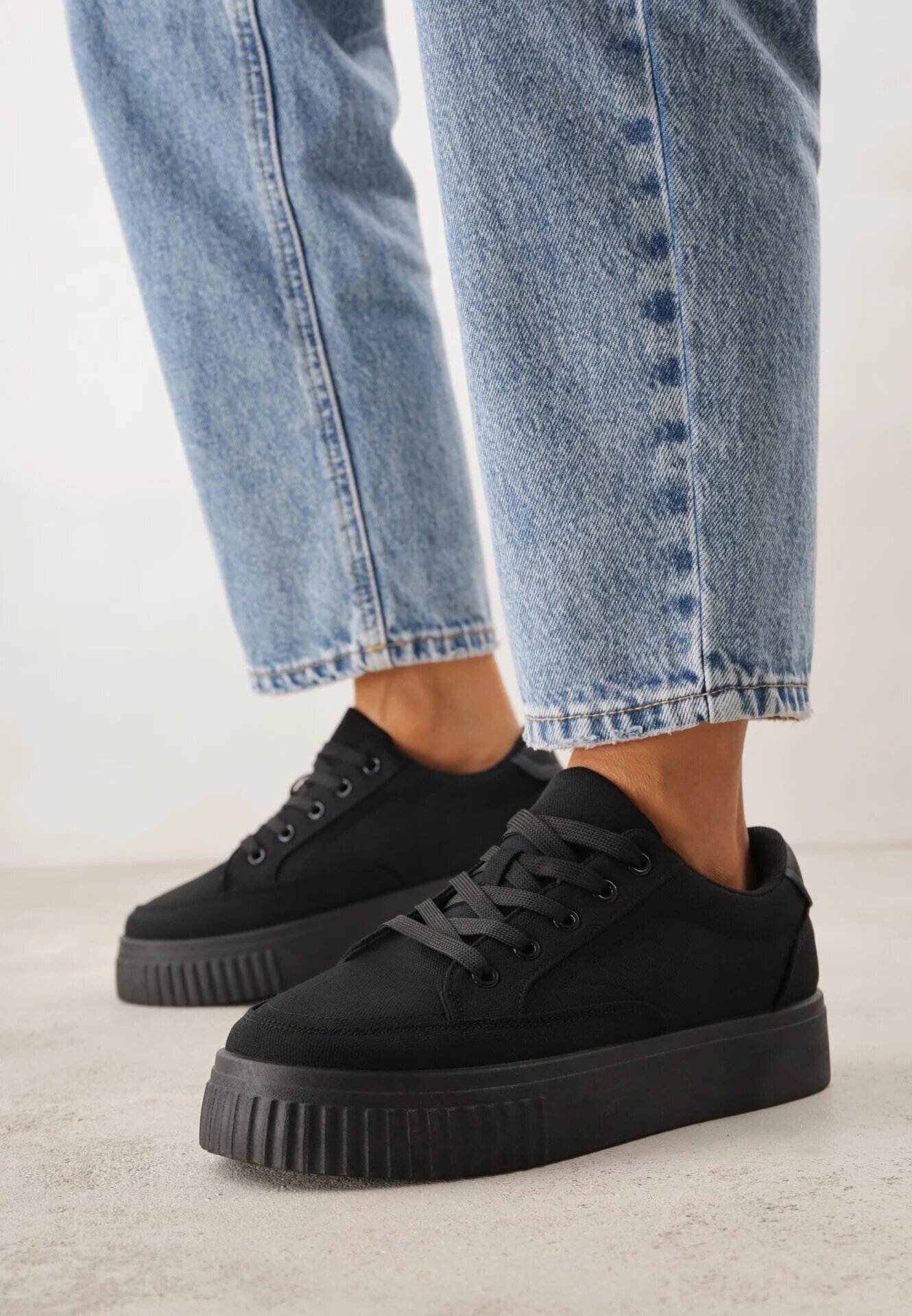 ballada Sneakers Negre cu Talpă Groasă cu Relief Larviona