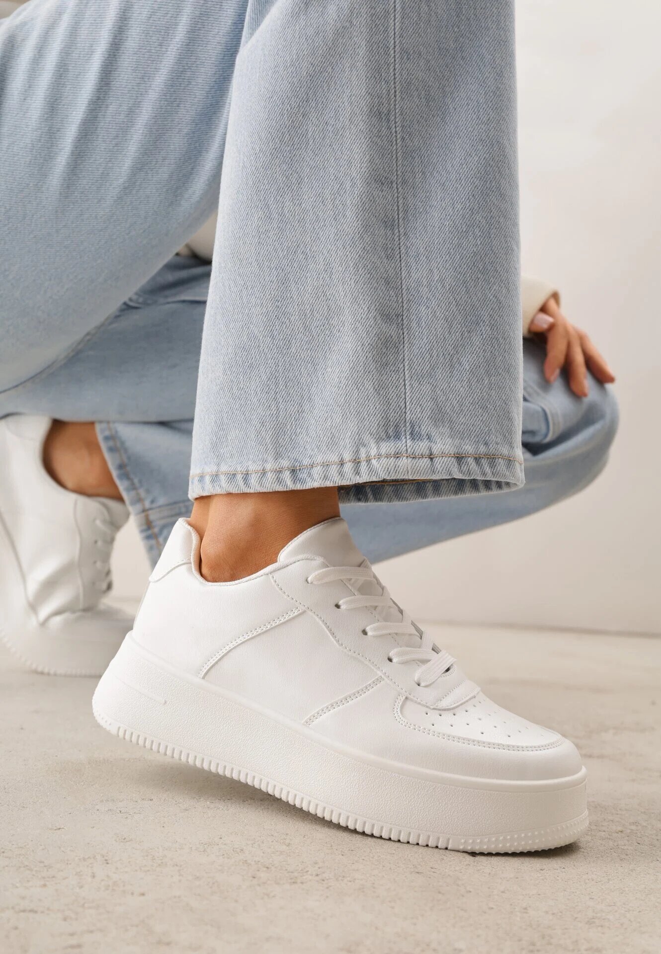 ballada Sneakersi Albi pe Platformă cu Talpă Striată și Perforații Artie