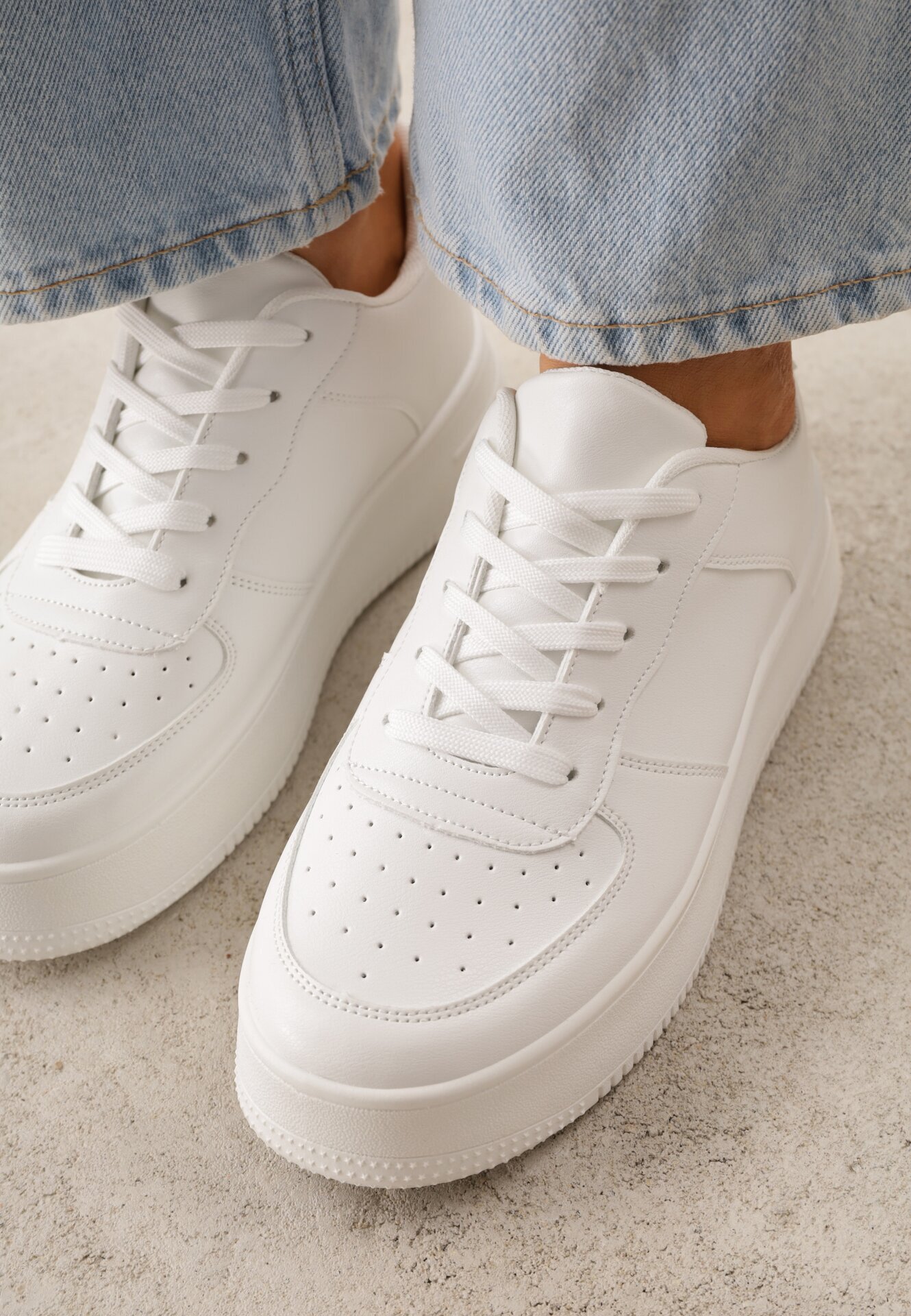 ballada Sneakersi Albi pe Platformă cu Talpă Striată și Perforații Artie