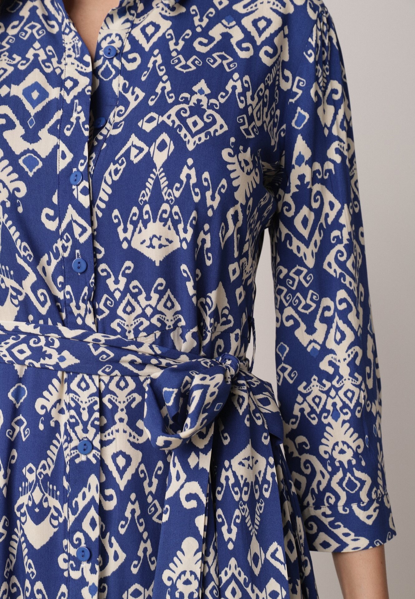 belcci Rochie cămașă bleumarin din viscoză decorată cu model ornamental Hoarna