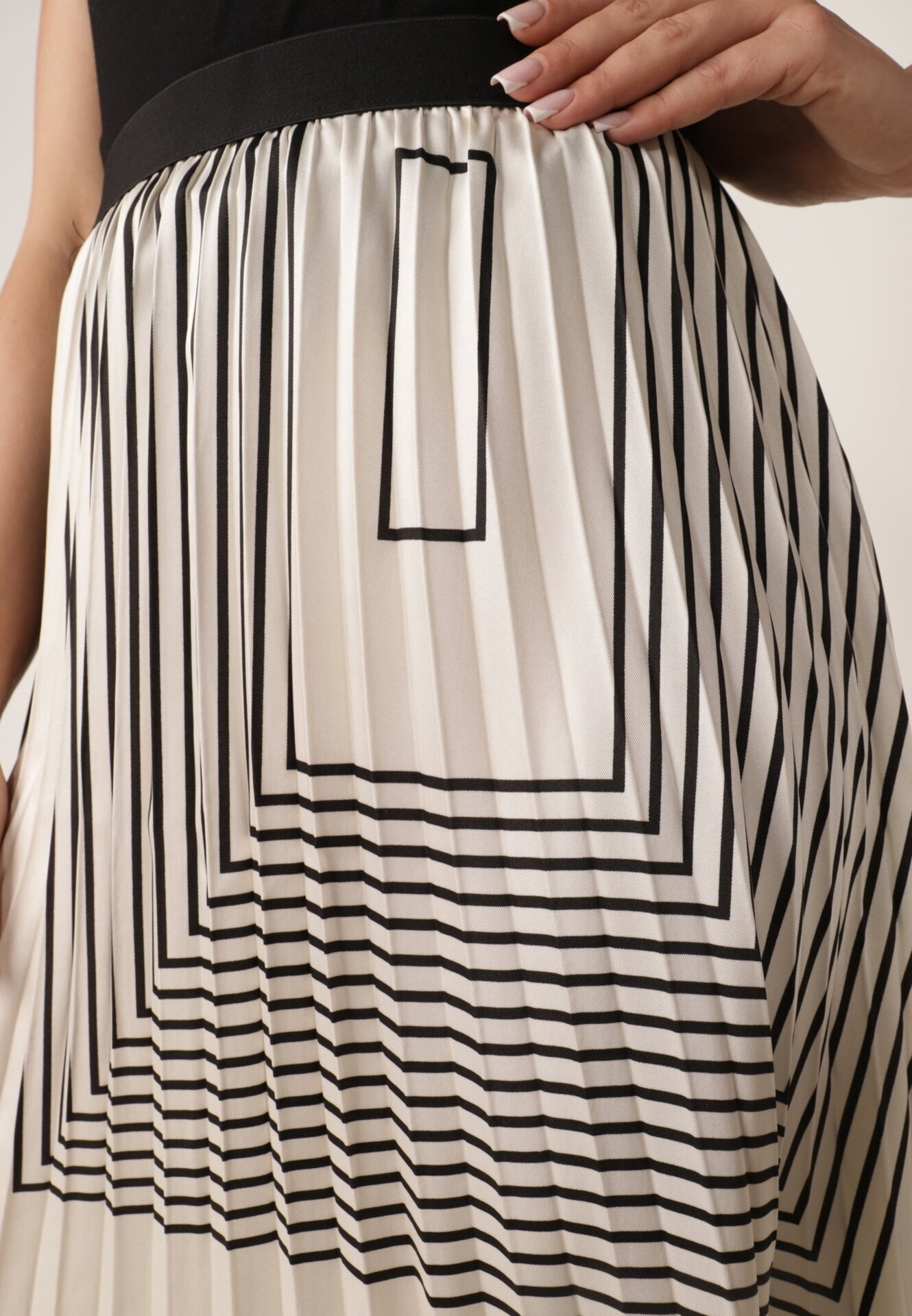 bisou's project Fustă Neagră cu Pliuri Delicate cu Elastic în Talie și Model Geometric Iolantha