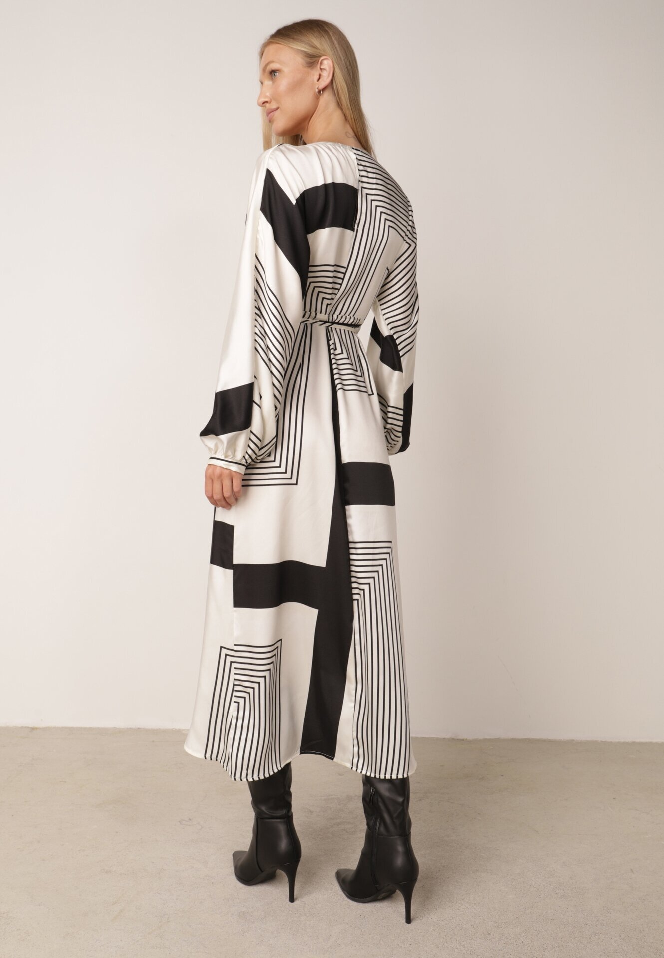bisou's project Rochie Bej-Neagră Petrecută Kimono cu Model Geometric și Curea Legată Klerossa