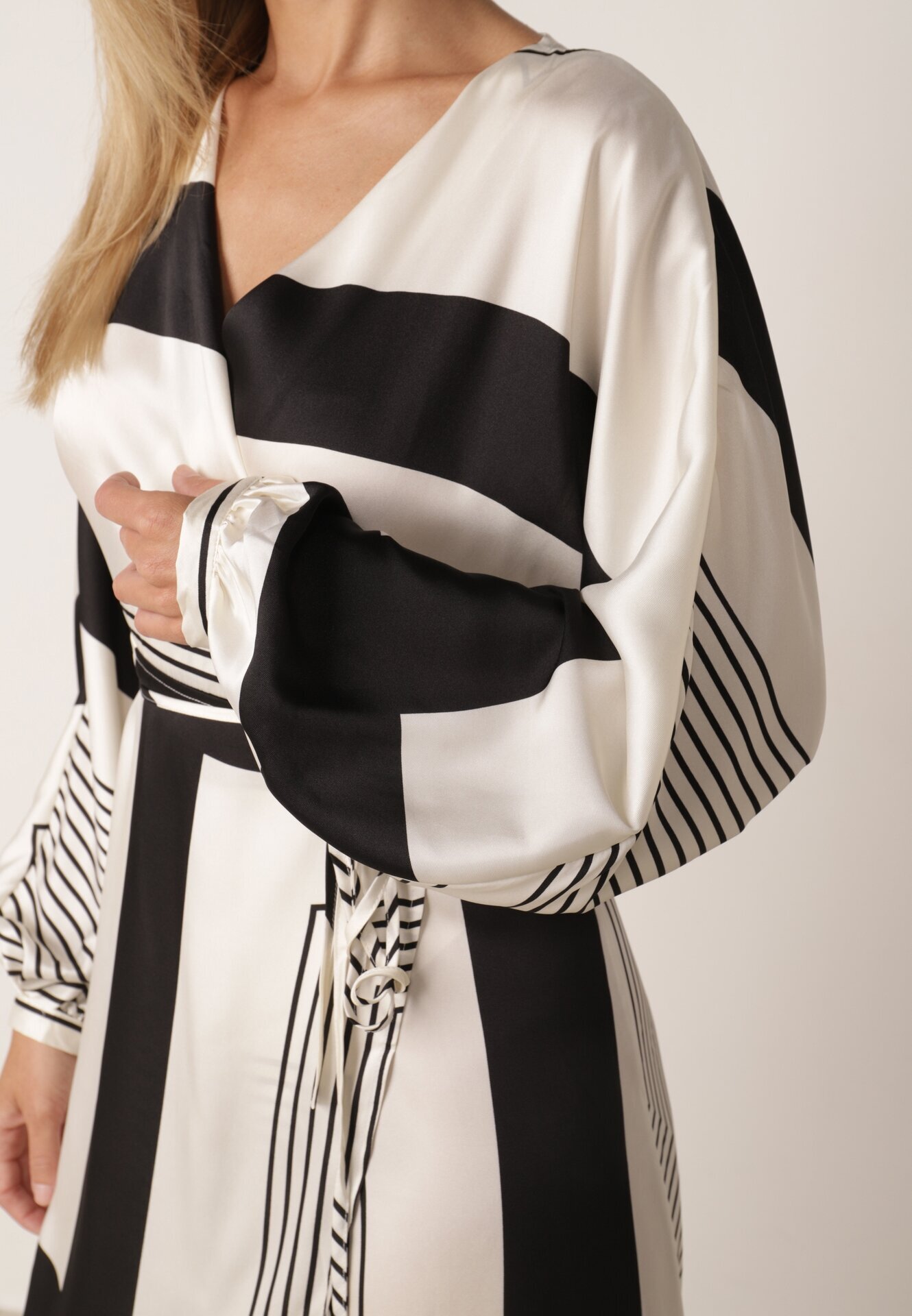 bisou's project Rochie Bej-Neagră Petrecută Kimono cu Model Geometric și Curea Legată Klerossa