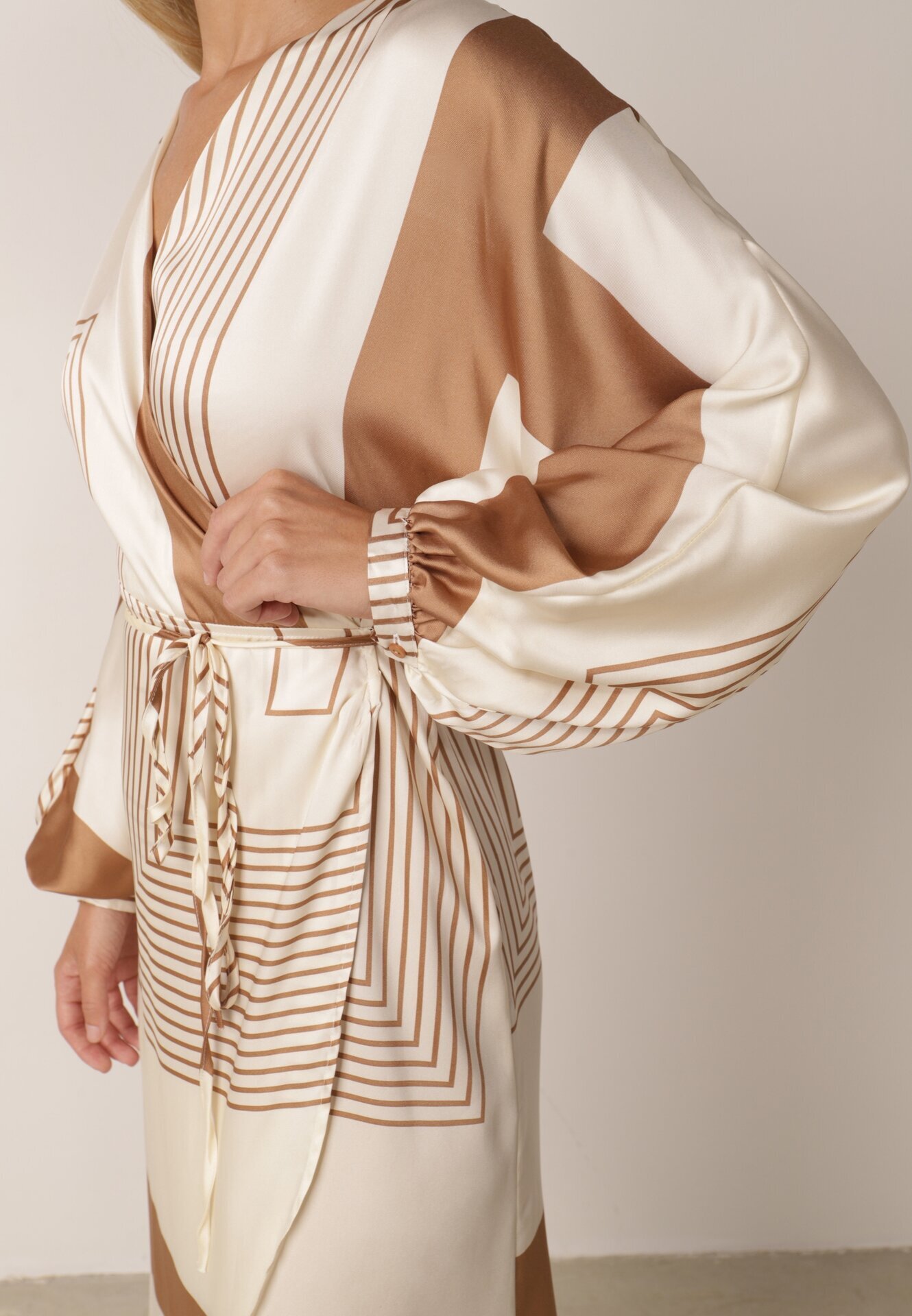bisou's project Rochie Bej tip plic Kimono cu Model Geometric și Curea Legată Klerossa