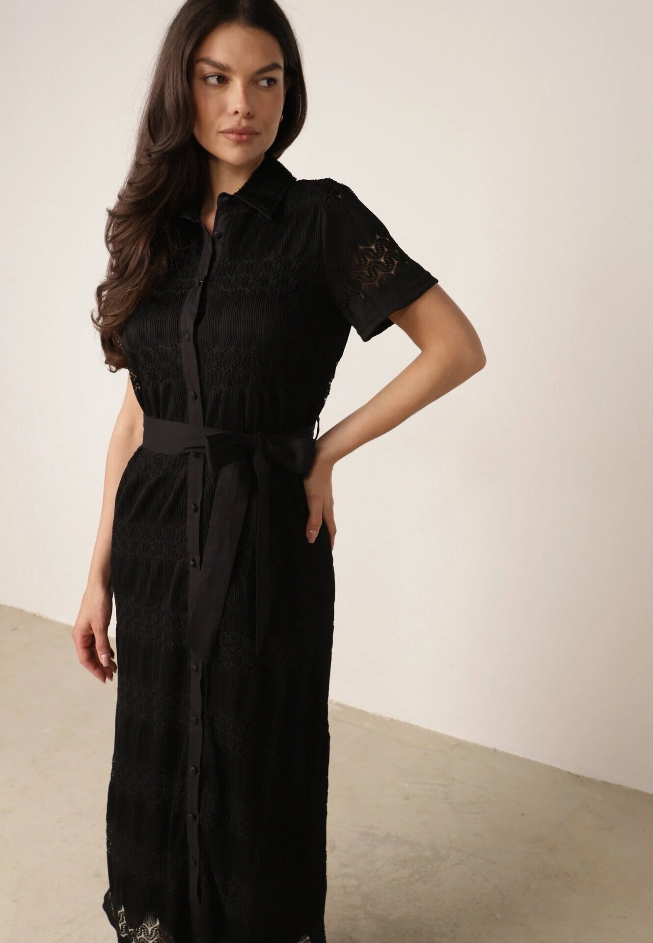 bisou's project Rochie Cămașă Neagră cu Nasturi cu Model Ajurat Legată cu Cordon Klarevia