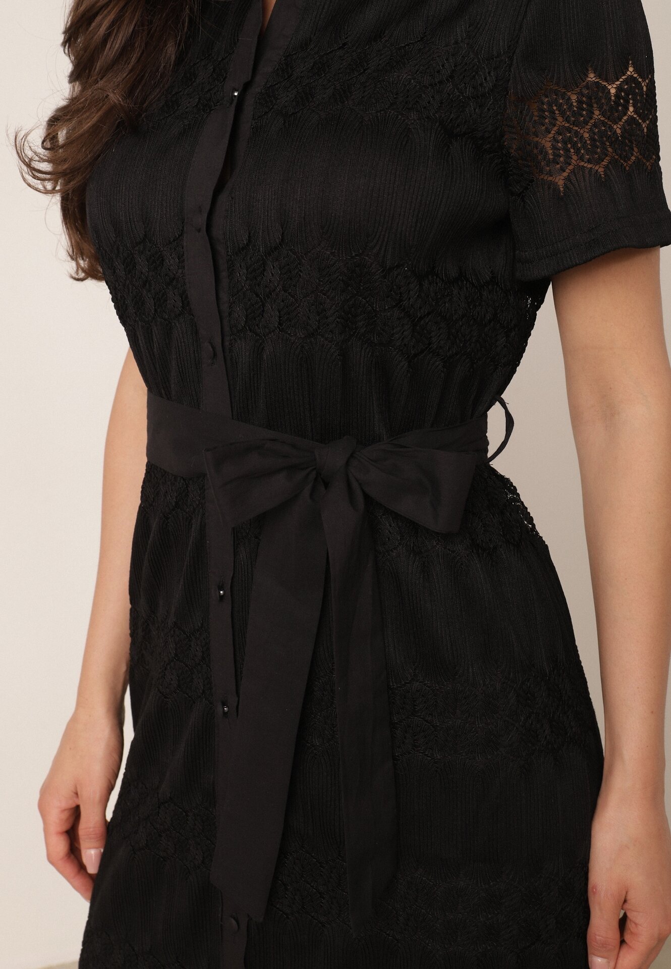 bisou's project Rochie Cămașă Neagră cu Nasturi cu Model Ajurat Legată cu Cordon Klarevia
