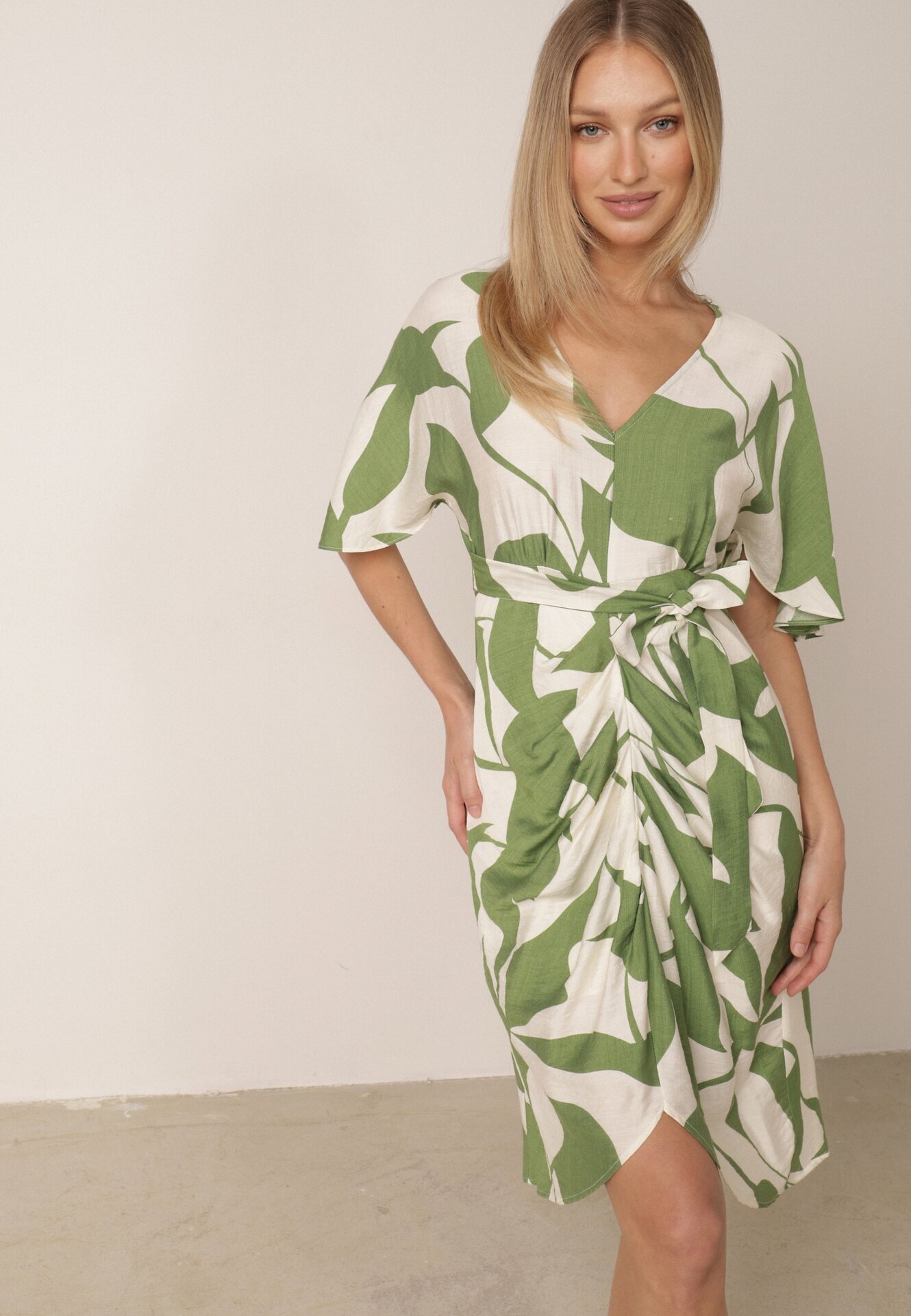 bisou's project Rochie Cambrată Verde-Albă cu Drapaje și Cureaua în Talie Nellsaria