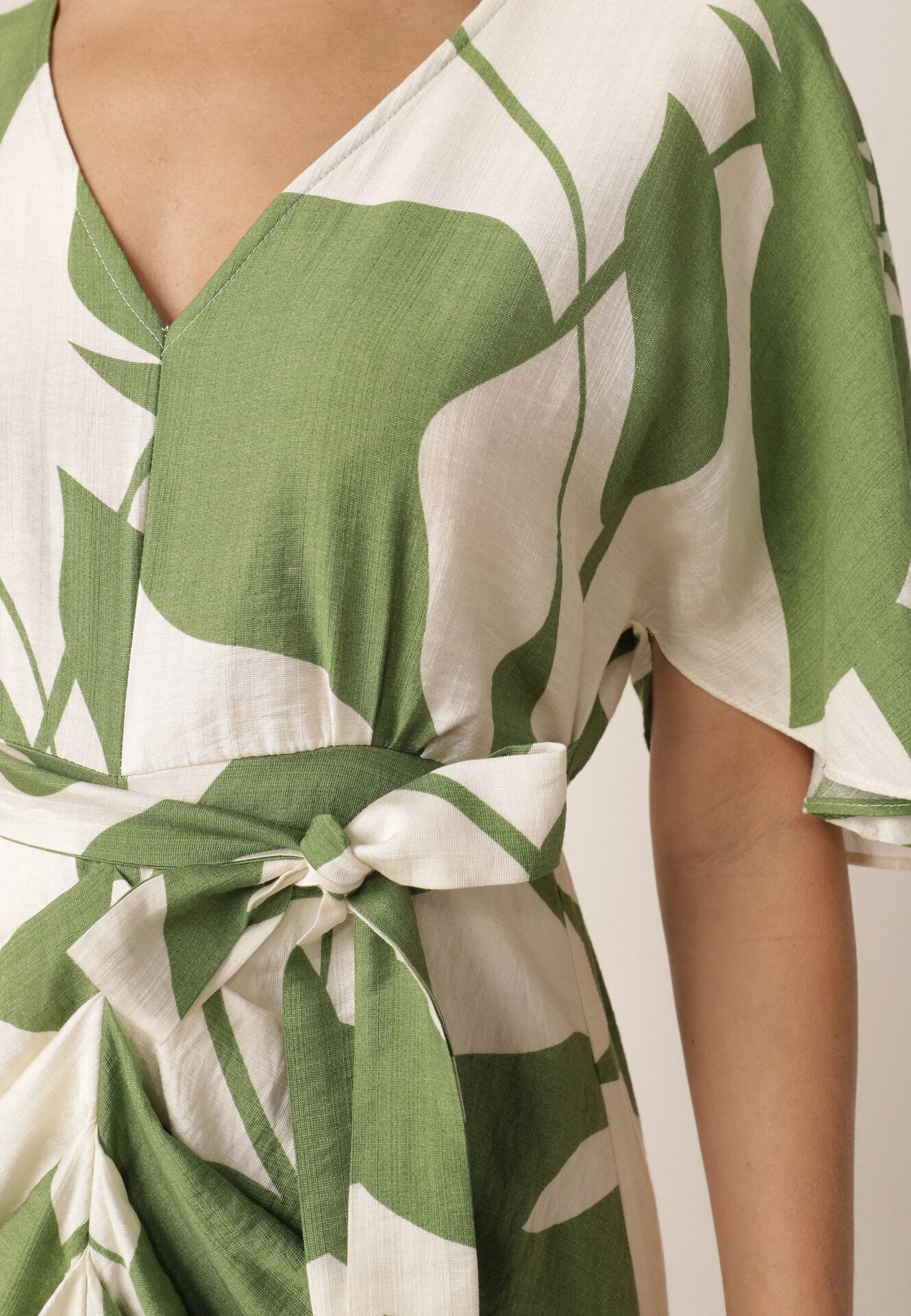 bisou's project Rochie Cambrată Verde-Albă cu Drapaje și Cureaua în Talie Nellsaria