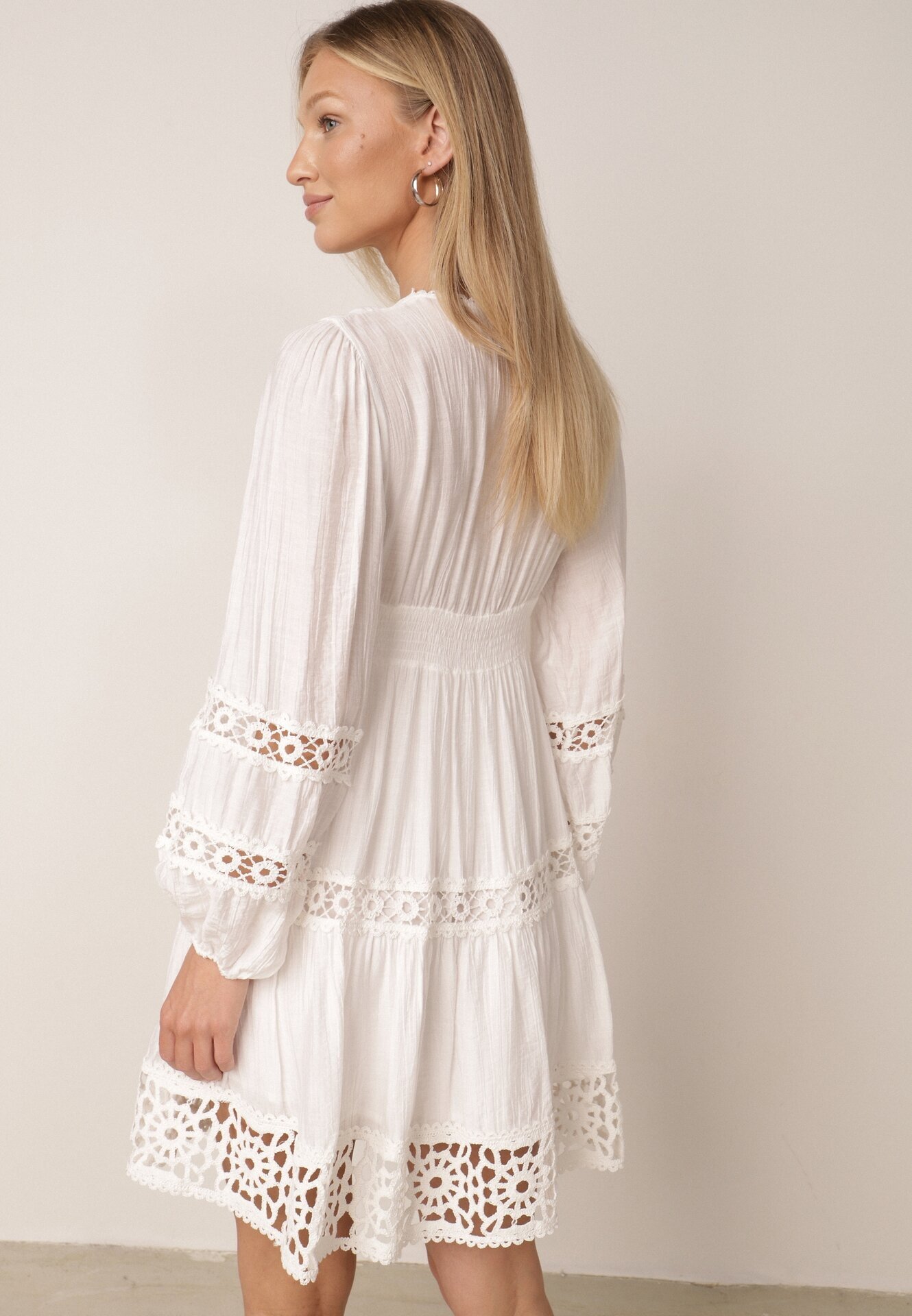 bisou's project Rochie Mini Albă cu Decupaje Ajurate și Bandă Elastică în Talie Raliasa