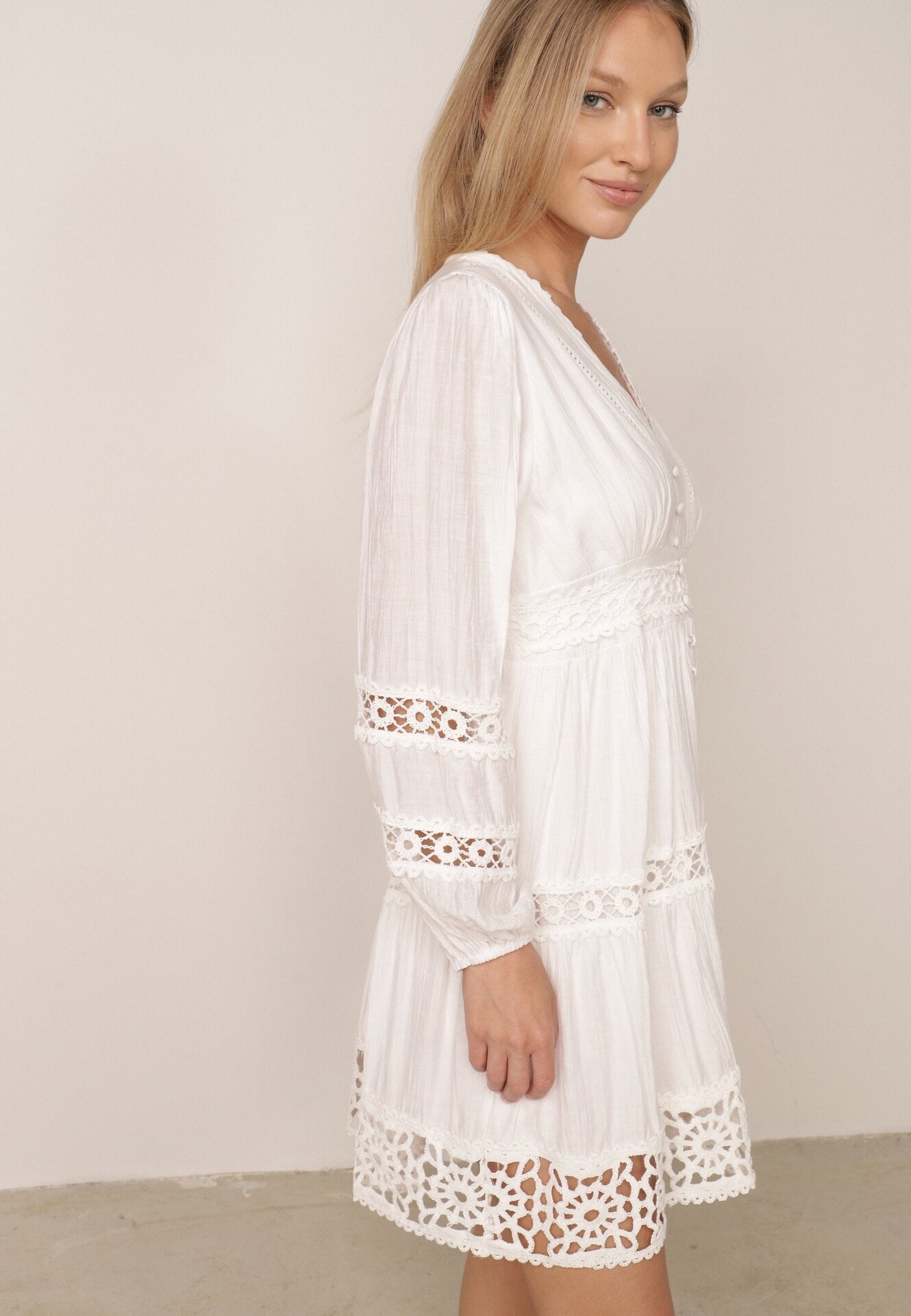 bisou's project Rochie Mini Albă cu Decupaje Ajurate și Bandă Elastică în Talie Raliasa