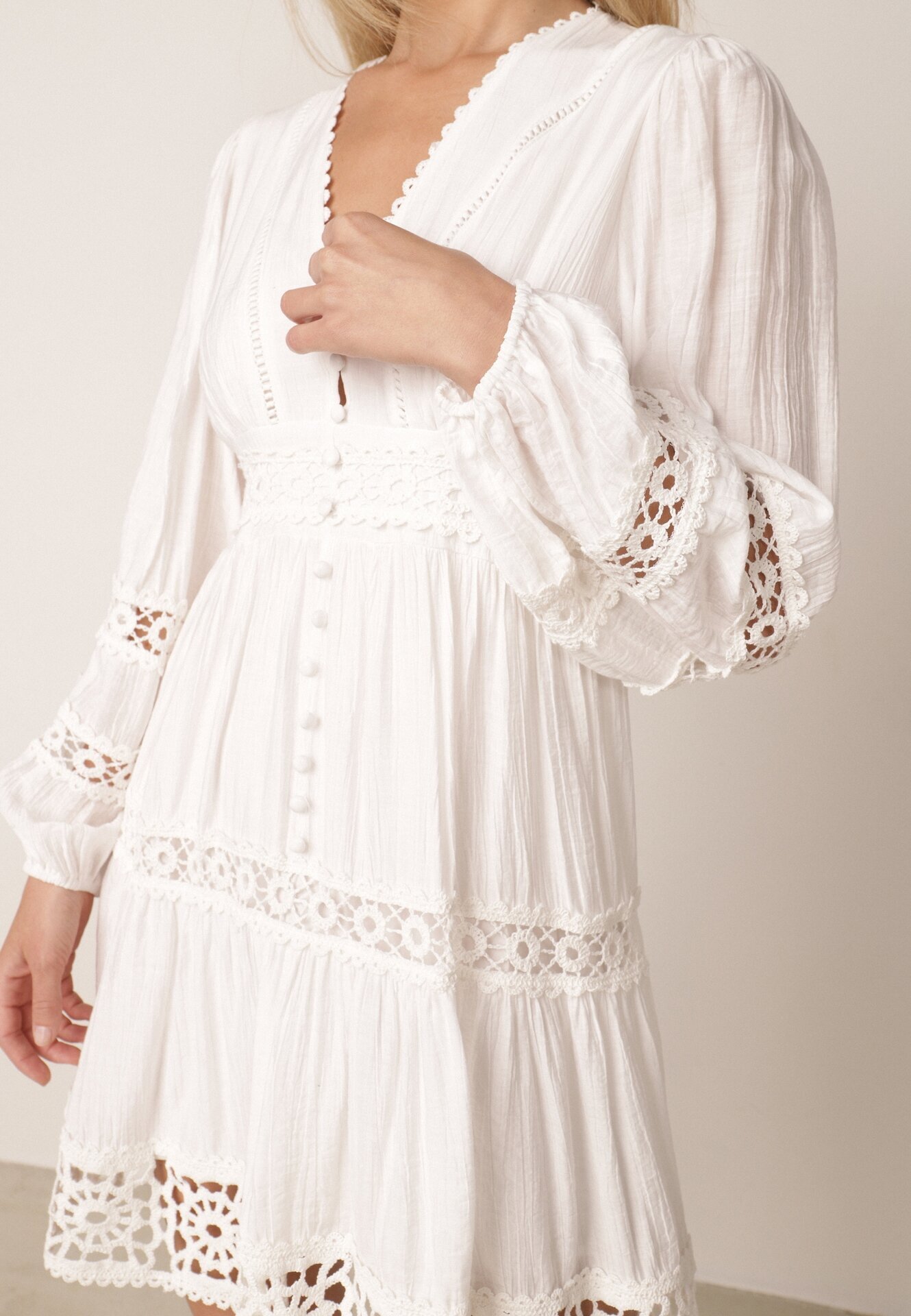 bisou's project Rochie Mini Albă cu Decupaje Ajurate și Bandă Elastică în Talie Raliasa