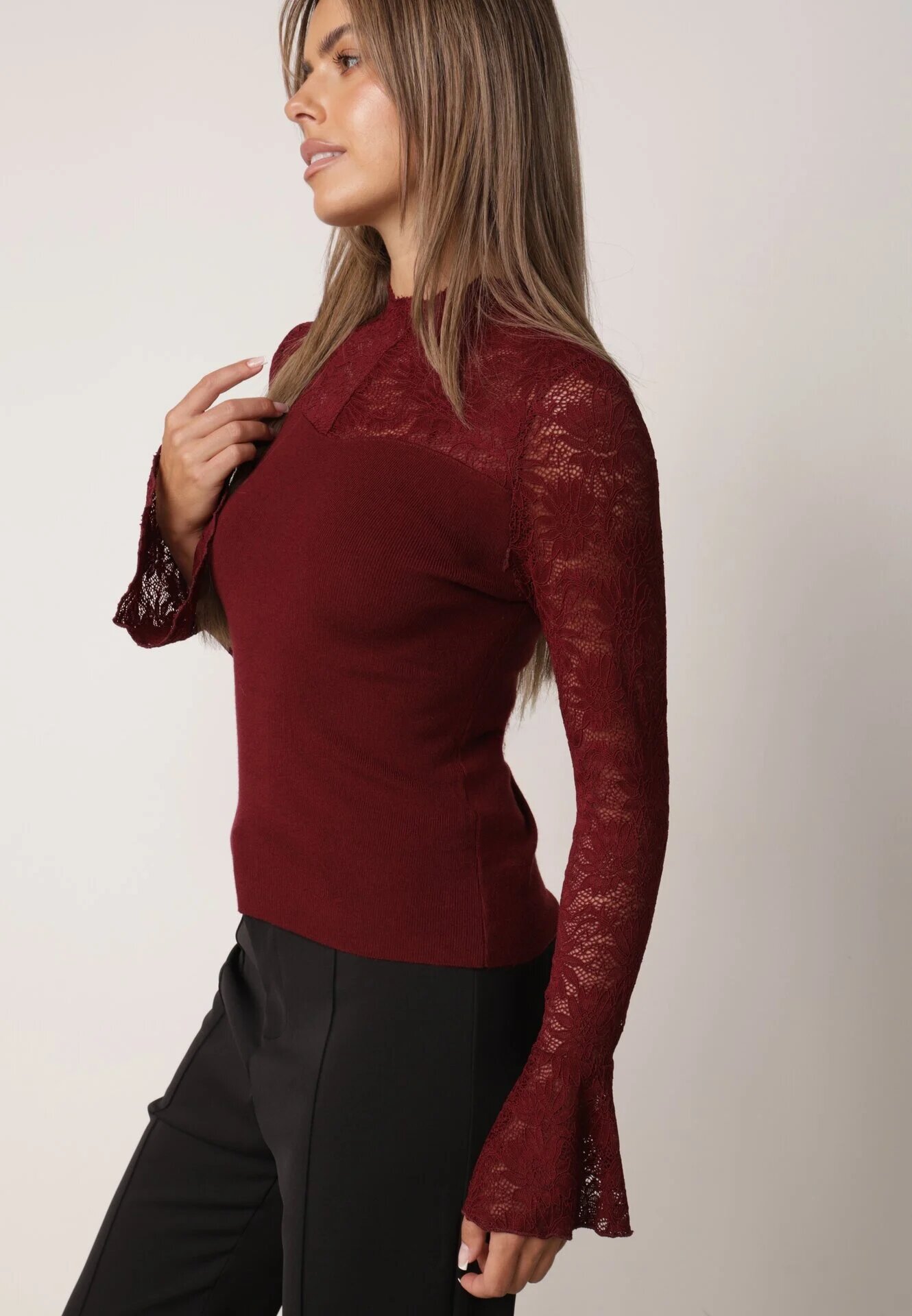  Bluză din tricot cu vâscoză decorată cu mâneci din dantelă și guler înalt Lushra Bordo