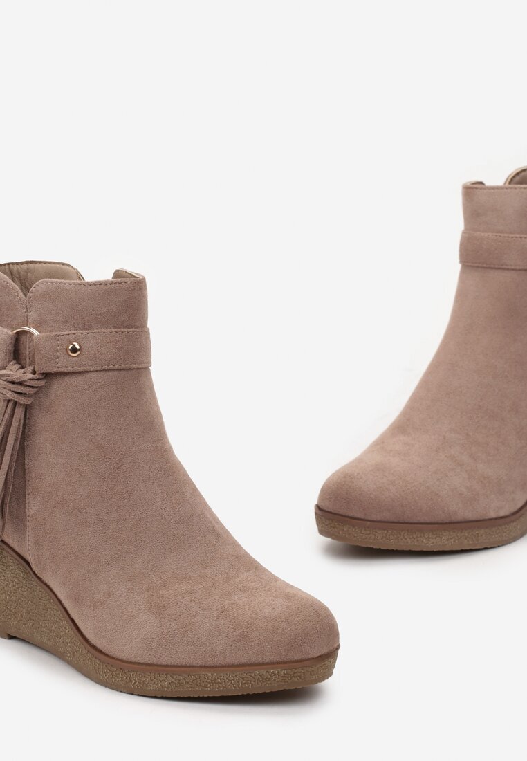  Botine cu toc compensat Bej închis Decorate cu o curea cu franjuri Lipitopla