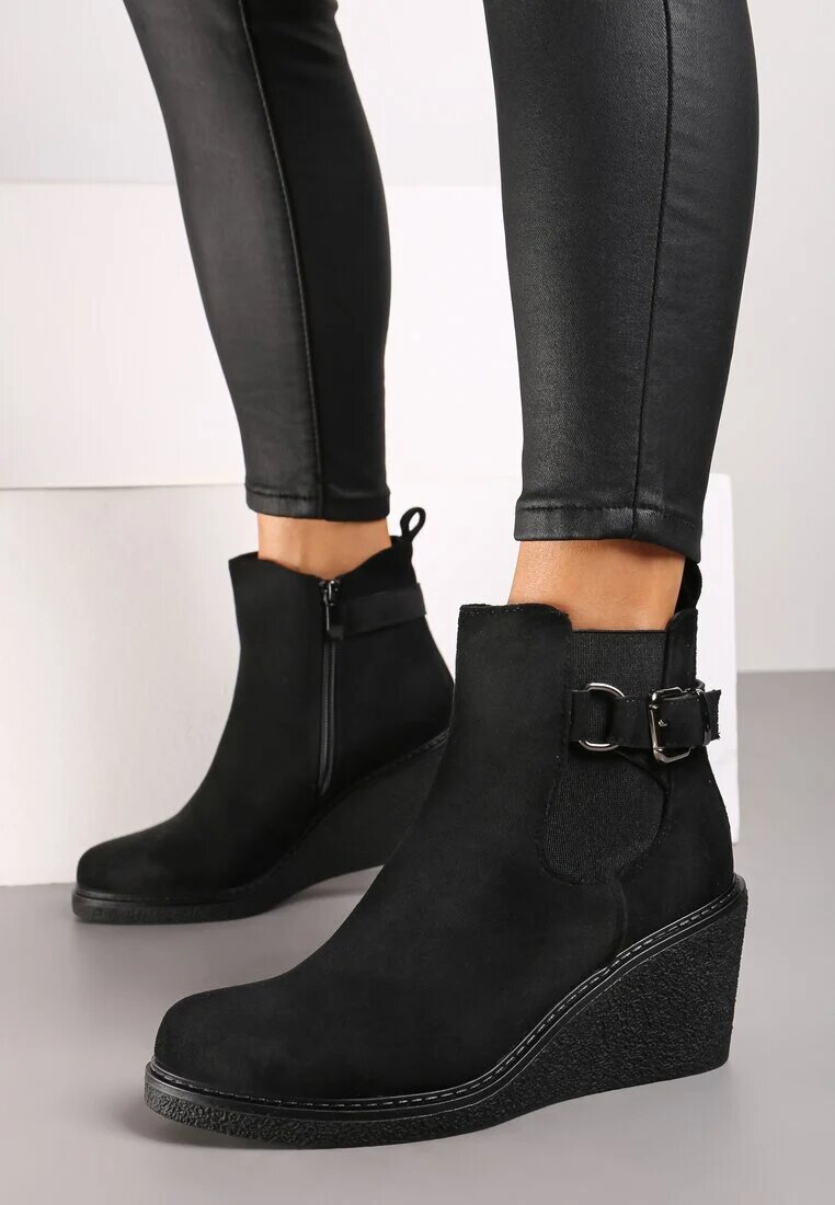  Botine Negre stil Chelsea pe coturn decorate cu o curea Erinnda