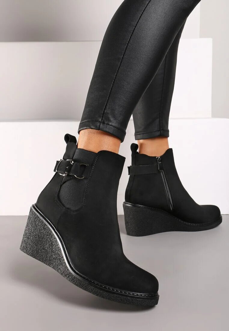  Botine Negre stil Chelsea pe coturn decorate cu o curea Erinnda