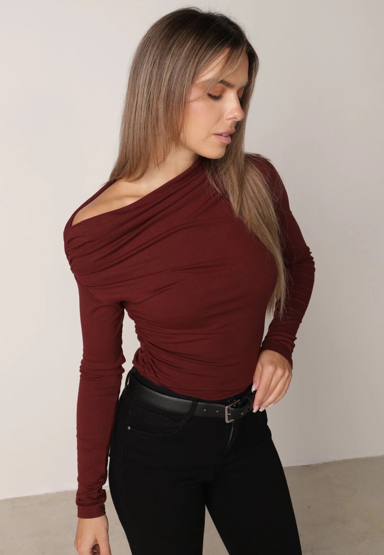 by swan Bluză din bumbac cu umăr descoperit asimetrică cu fronseuri Baconia Bordo