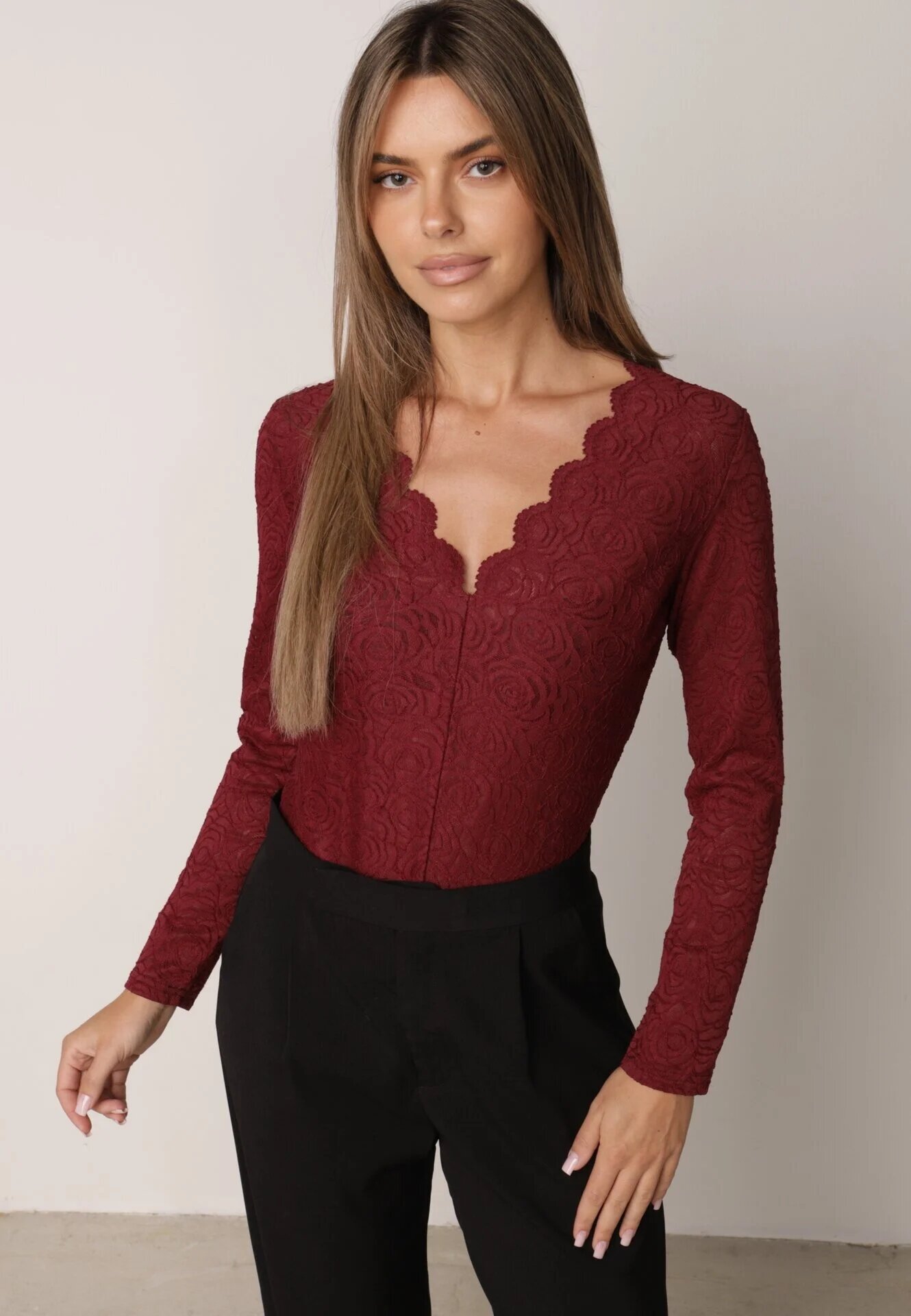 by swan Body din dantelă cu volan la decolteu Alvinia Bordo
