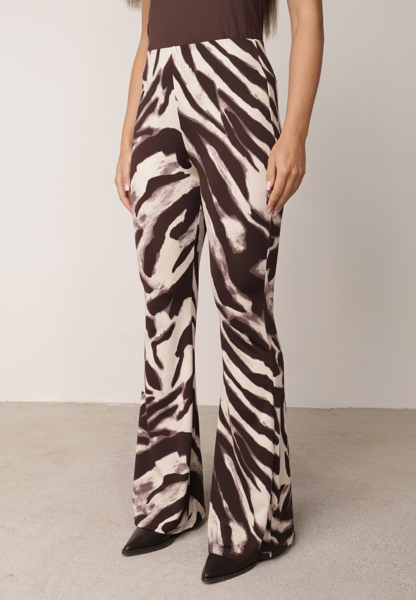 by swan Pantaloni Clopot cu viscoză cu imprimeu animal Drilvina Maro