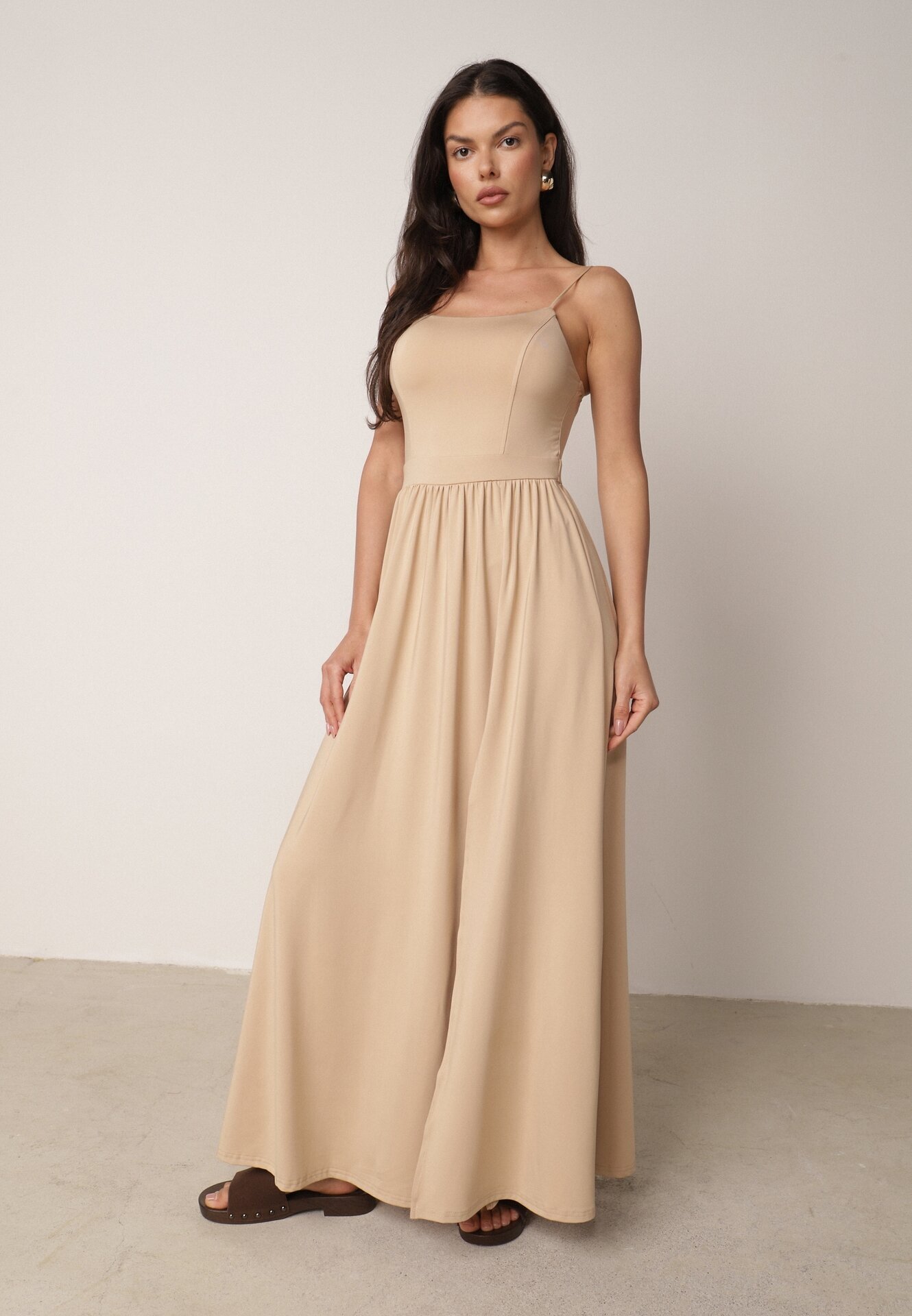 by swan Rochie Maxi Bej pe bretele cu crăpătură la tiv și decolteu pătrat Jacklyn
