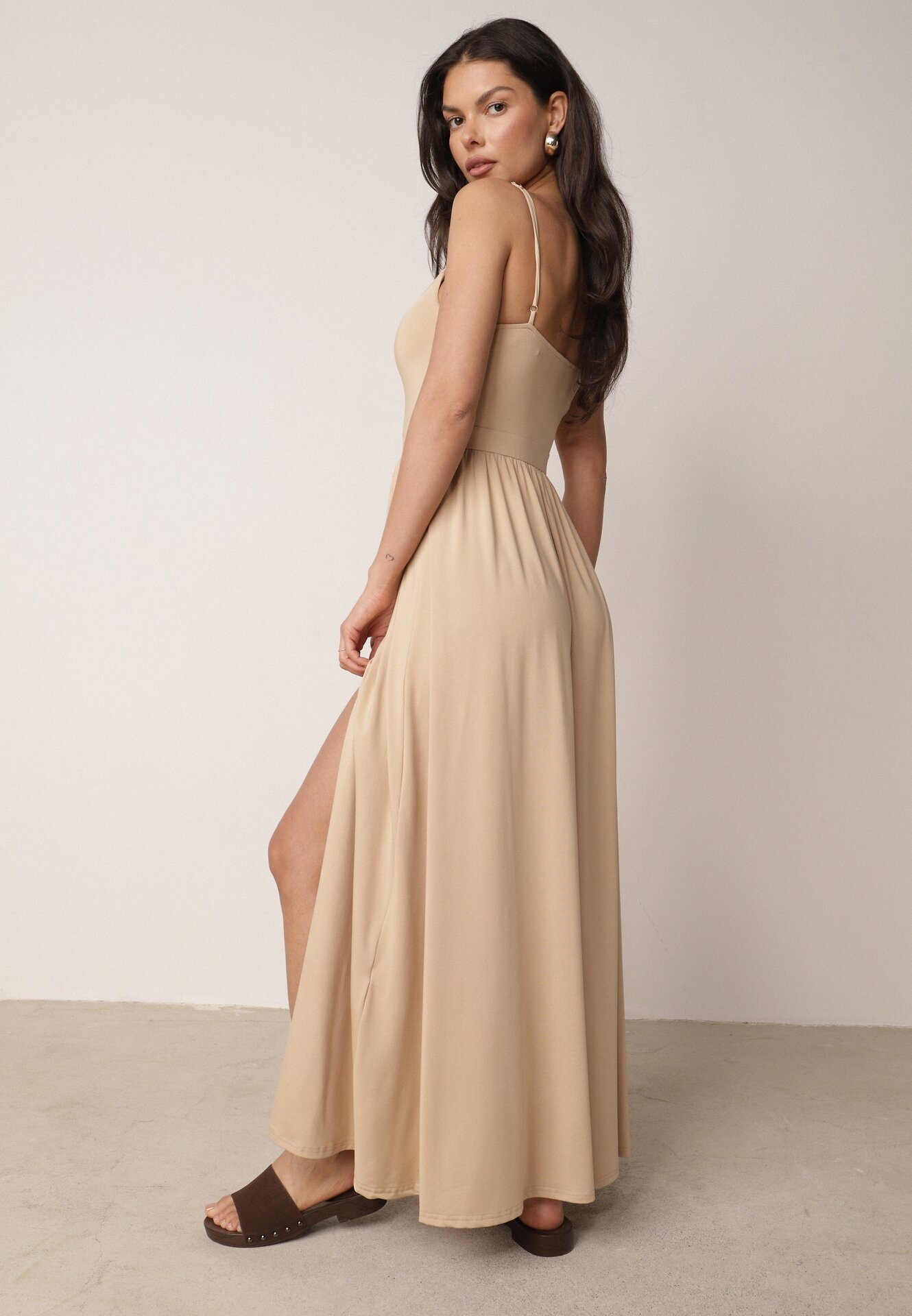 by swan Rochie Maxi Bej pe bretele cu crăpătură la tiv și decolteu pătrat Jacklyn