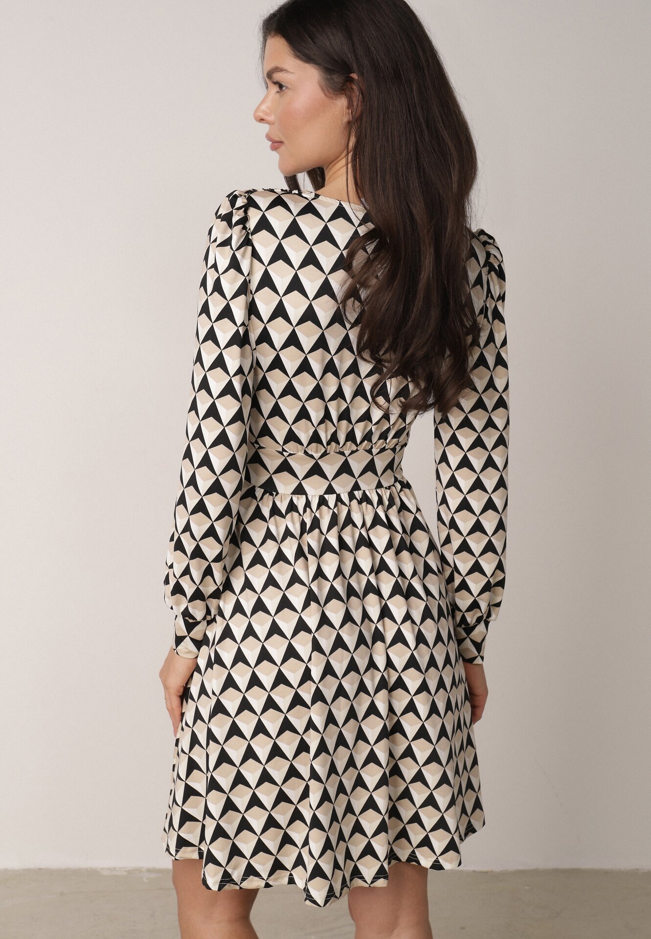by swan Rochie Mini Bej cu Decolteu tip petrecut Kiyani